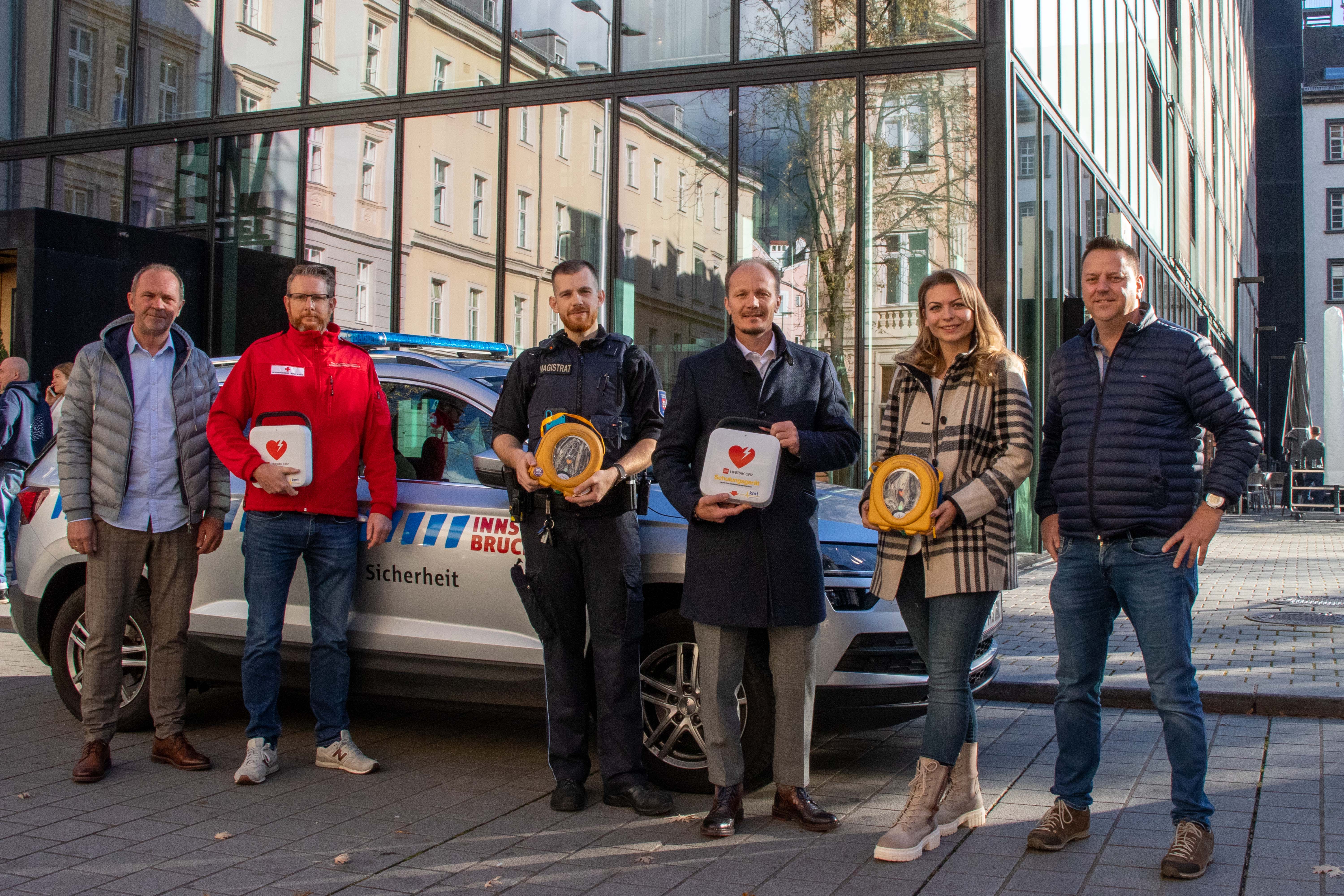 Übergabe der neuen Defibrillatoren an die MÜG: Vizebürgermeister Johannes Anzengruber (3. v. r.) mit (v. l. n. r.) Thomas Koland (Referatsleiter „Öffentliche Ordnung“), Matthias Stark (Leiter Ausbildungszentrum Rotes Kreuz Innsbruck), MÜG-Mitarbeiter Christian Schlögl, Jessica Kalchschmiedt und Christian Pletzer (beide Firma Koloszar Medizintechnik GmbH).