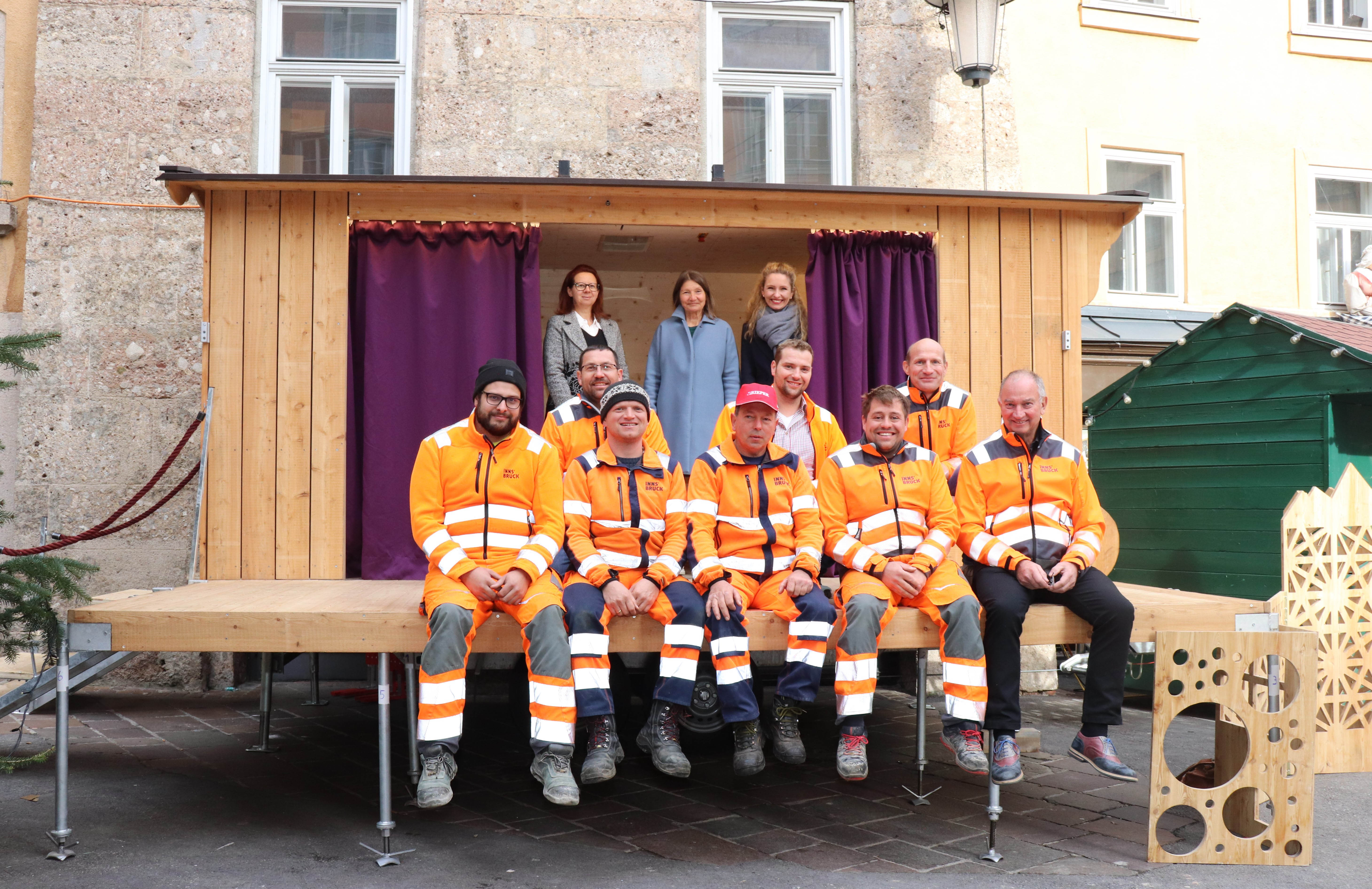 Vorhang auf für den neuen Theaterwagen: Kulturstadträtin Uschi Schwarzl (Mitte), Amtsleiterin Isabelle Brandauer (rechts) und Martina Niedrist (Kulturamt, links) mit Peter Hölzl (Amt Straßenbetrieb, vorne rechts) und seinen Mitarbeitern.