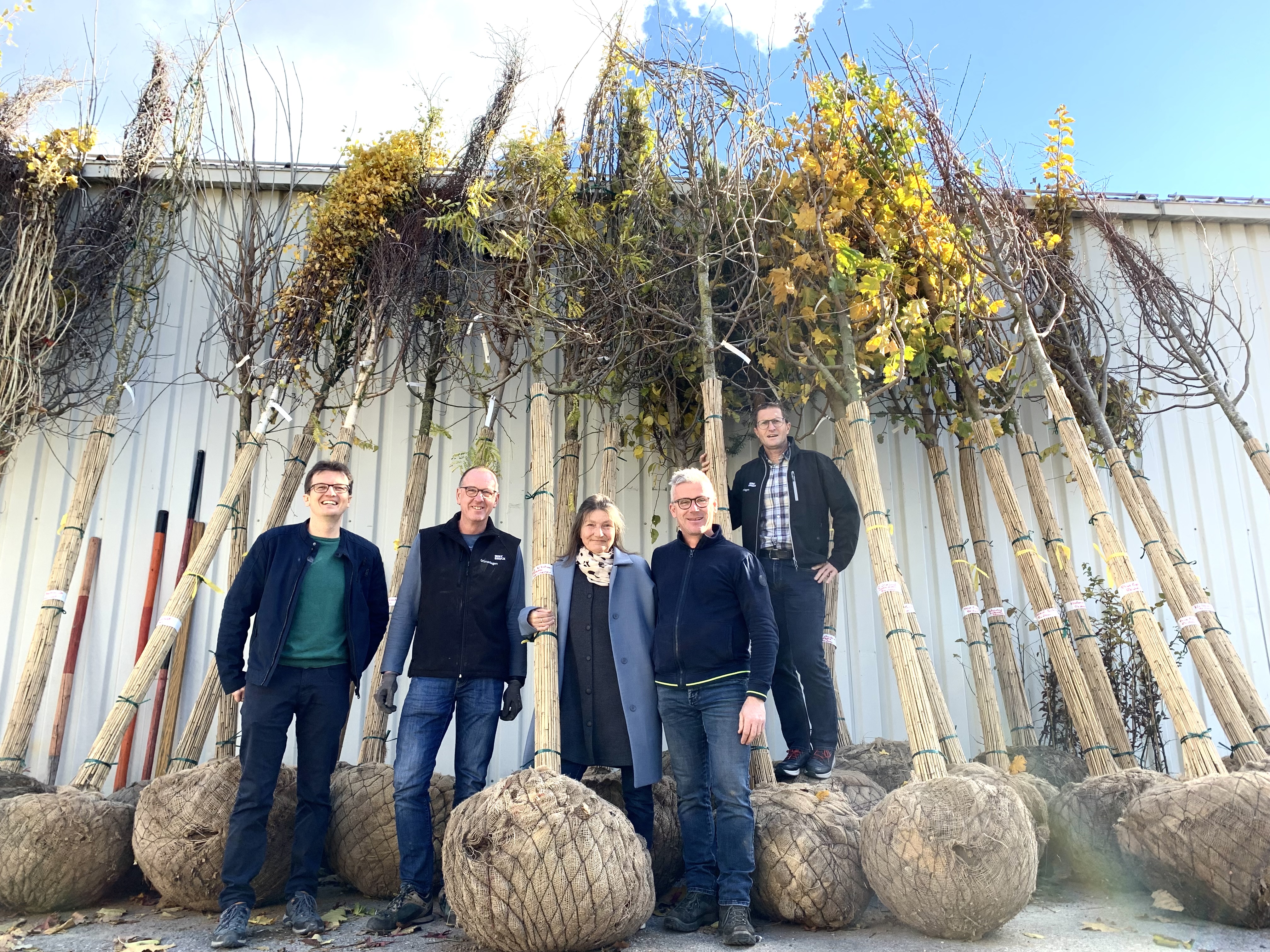 Gemeinsam mit Referatsleiter Markus Pinter, Robert Mair, Michael Gapp und Amtsleiter Thomas Klingler (v. l. n. r.) vom städtischen Grünanlagenamt, freut sich Stadträtin Uschi Schwarzl über 60 neue Bäume für Innsbruck.