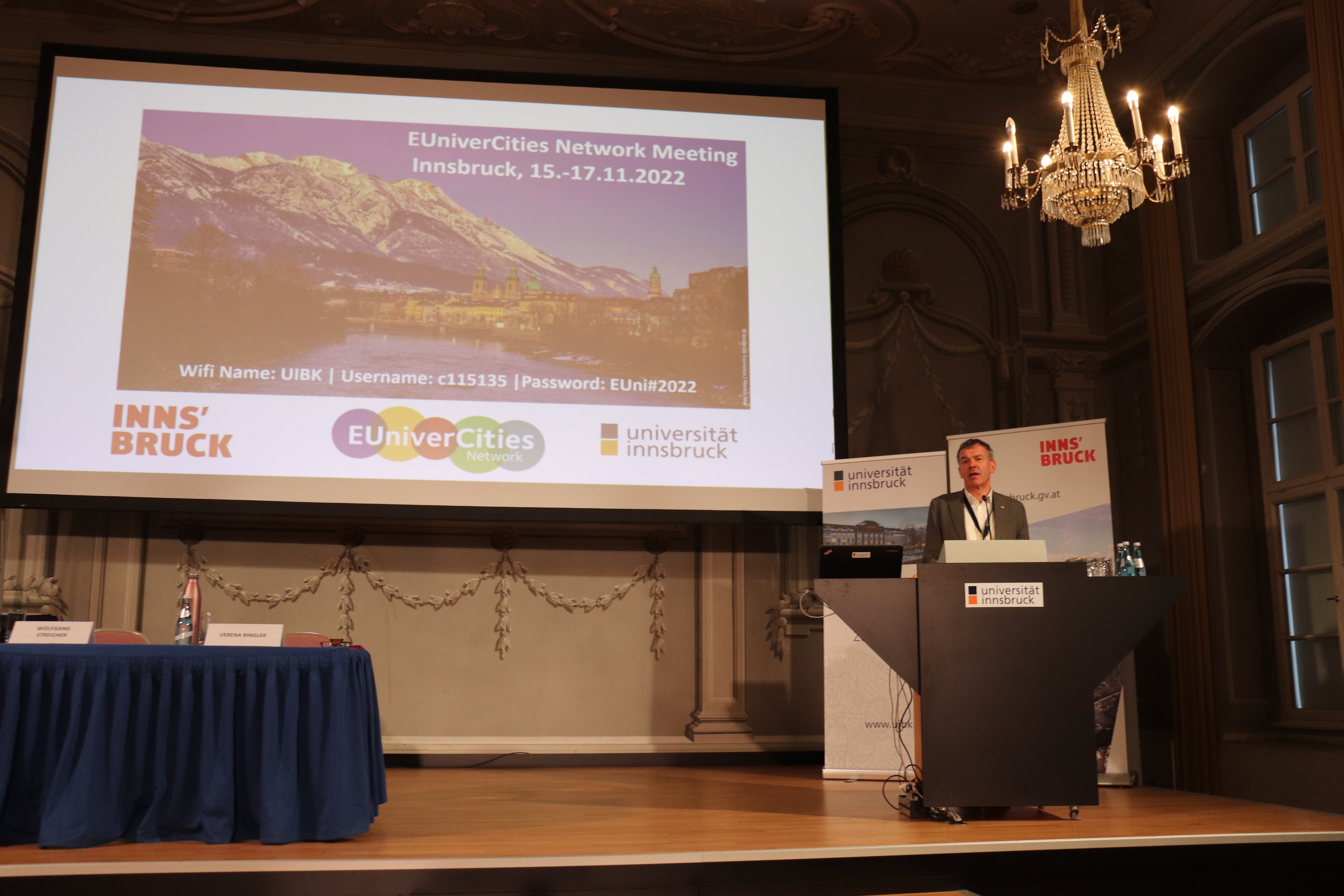 Bürgermeister Georg Willi eröffnet das diesjährige EUniverCities-Netzwerktreffen mit einem Plädoyer für nachhaltiges Denken und Handeln —  im lokalen wie internationalen Kontext.