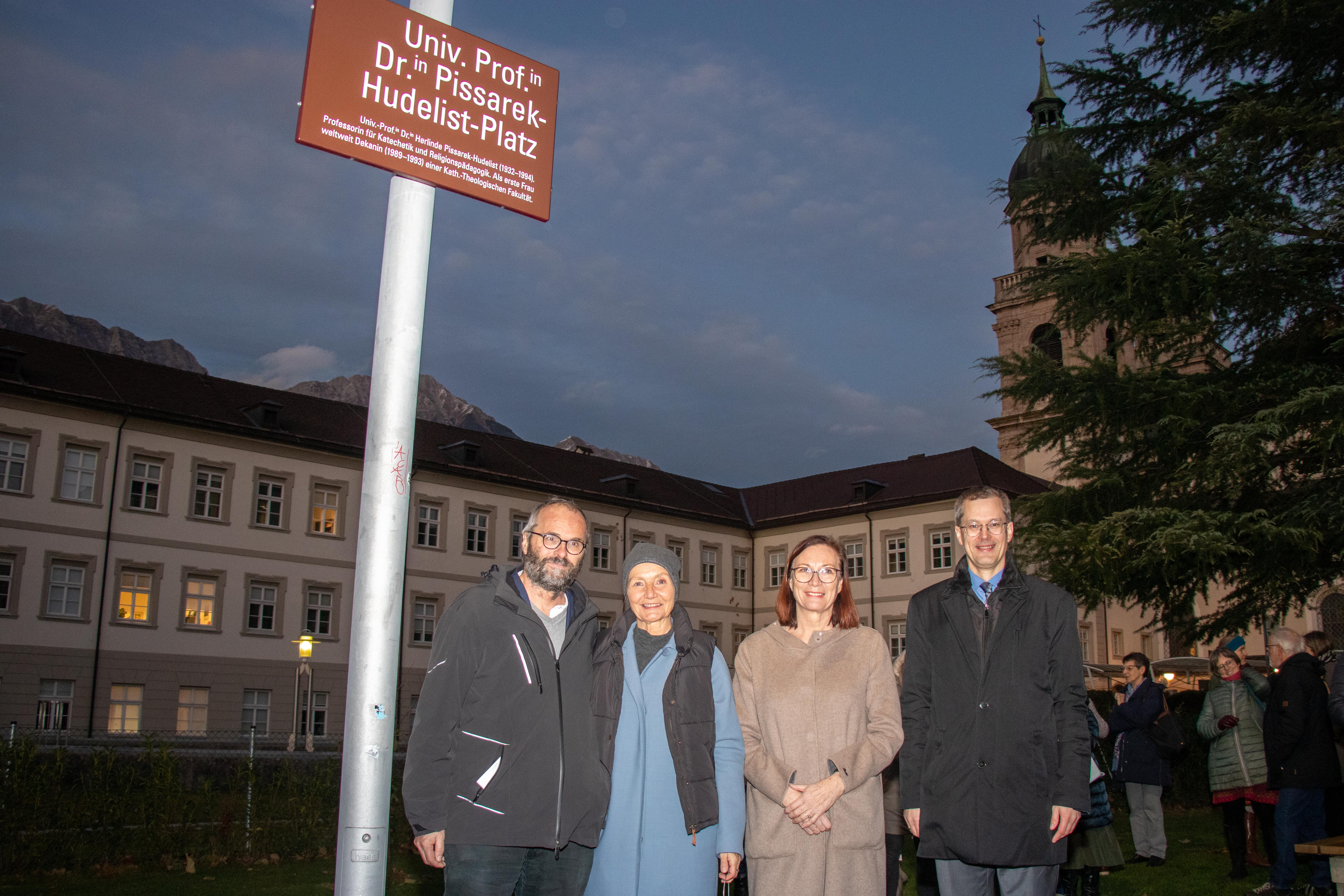 Eröffneten den neuen Platz zwischen der Theologischen Fakultät, Volksschule Innere Stadt und dem Akademischen Gymnasium: v. l. n. r.: Vizerektor Wolfgang Streicher, Stadträtin Uschi Schwarzl, Dekanin Martina Kraml und Liborius Olaf Lumma (Studiendekan der Katholisch-Theologischen Fakultät).