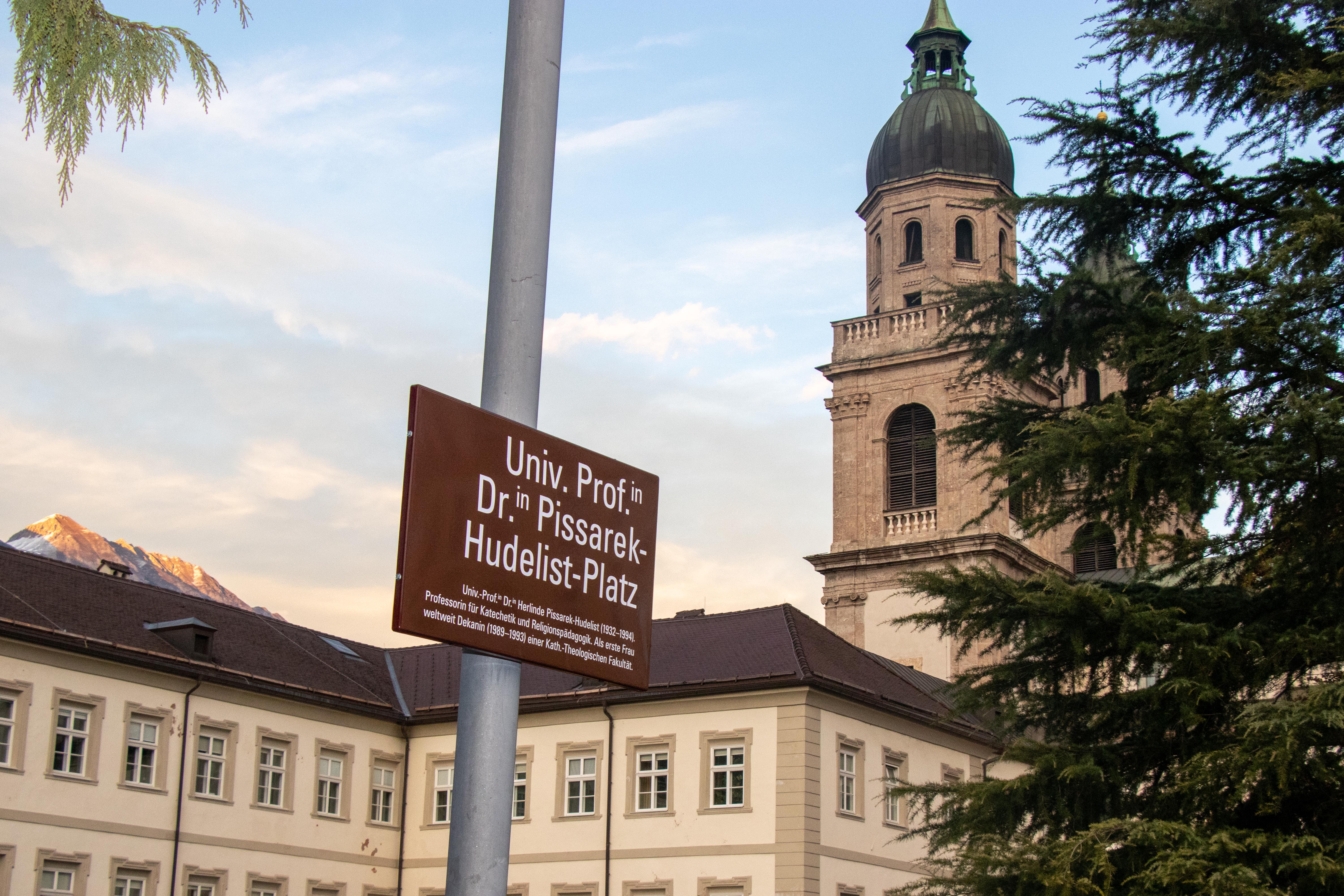 Der Platz erinnert an die erste Dekanin einer Katholisch-Theologischen Fakultät weltweit.