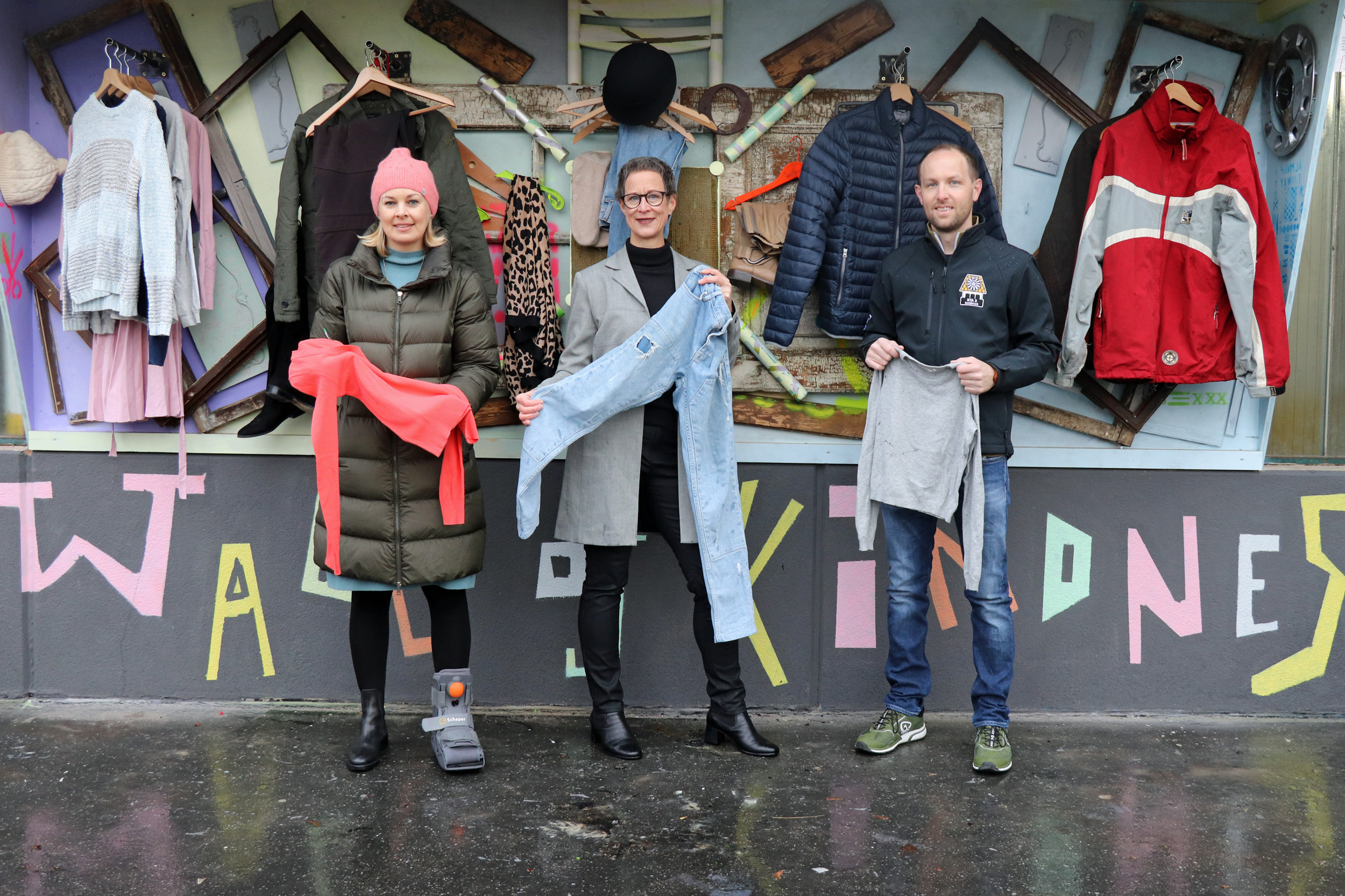 Stadträtin Elisabeth Mayr (l.), Christine Regensburger (Geschäftsführerin WAMS) und Martin Nemeth (Round Table 3 Innsbruck) präsentieren die „Wall of Kindness“ an der Ostseite der Markthallengarage.
