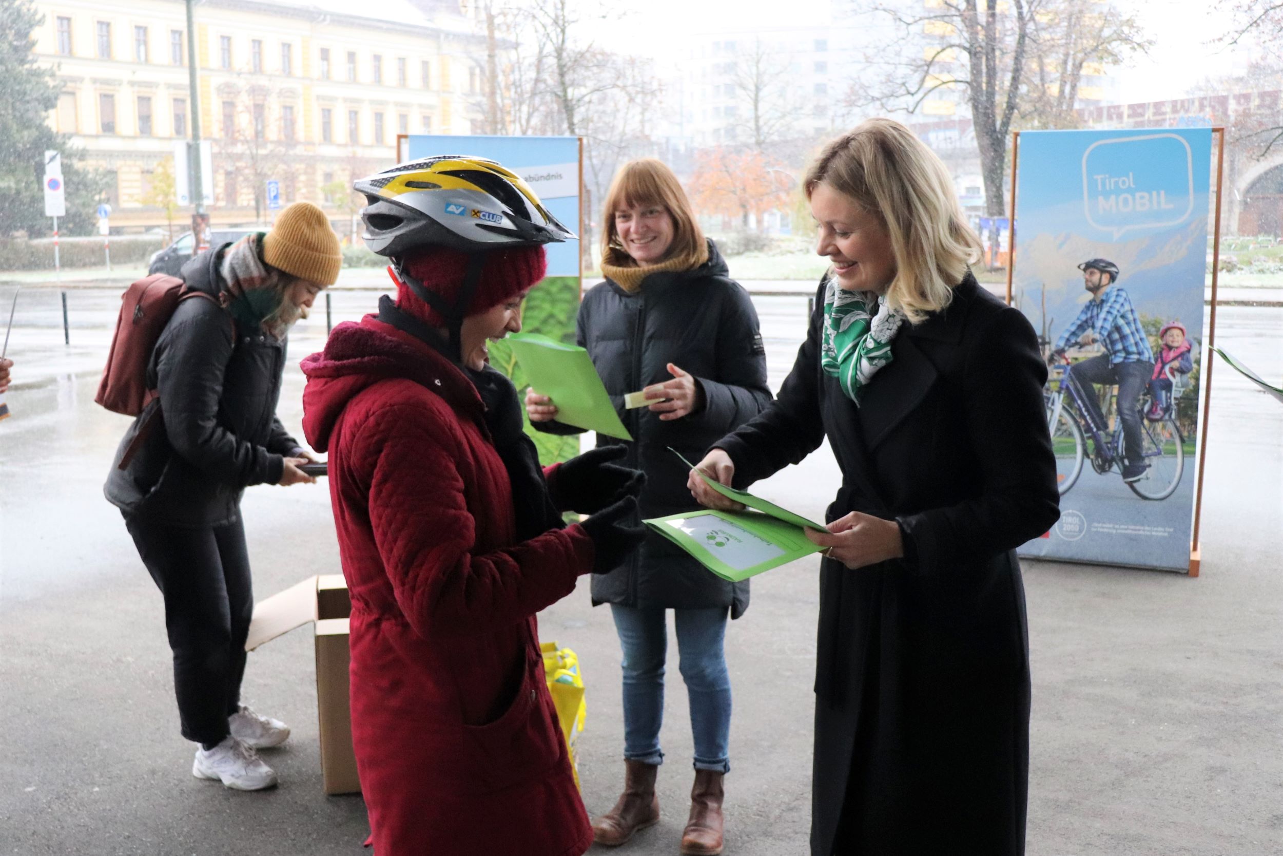 Die Teilnehmerinnen freuten sich über die Anerkennung durch die OrganisatorInnen und die Urkunden, die Stadträtin Elisabeth Mayr gemeinsam mit dem Klimabündnis überreichte.