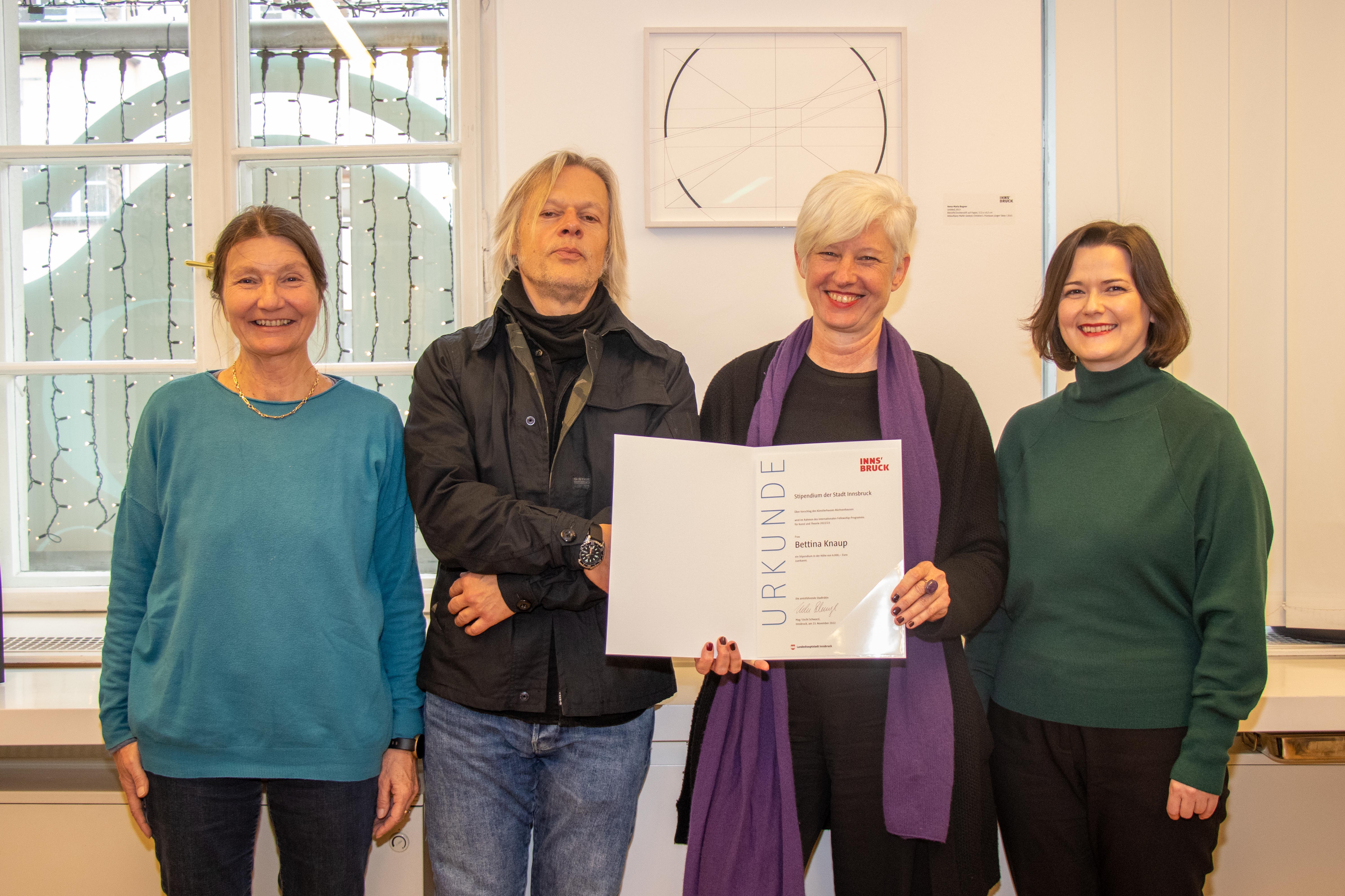 Bettina Knaup (2. v.r.) ist die neue Büchsenhausen-Stipendiatin 2022/23. Kulturstadträtin Uschi Schwarzl (l.), Natalie Pedevilla (Referat Bildende Kunst und Kulturprojekte) und Andrei Siclodi (Direktor Künstlerhaus Büchsenhausen) gratulierten.