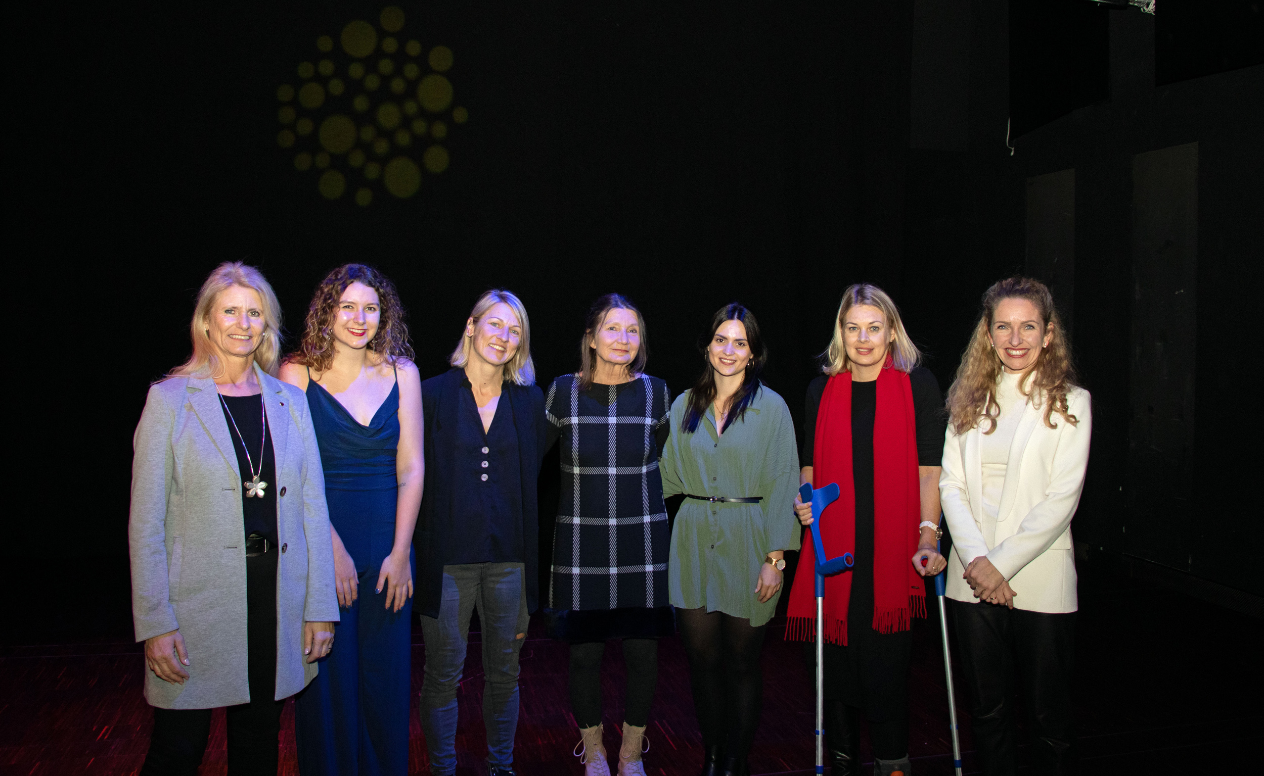 Landtagsabgeordnete Iris Zangerl-Walser, Förderpreisträgerin 2022 Laura Hybner, Poetry-Slam-Preisträgerin 2022 Silke Gruber, Kulturstadträtin Uschi Schwarzl, Förderpreisträgerin 2021 Tamara Stocker, Stadträtin Elisabeth Mayr und Kulturamtsleiterin Isabelle Brandauer (v.l.n.r.) bei der Preisverleihung im Innsbrucker Brux.