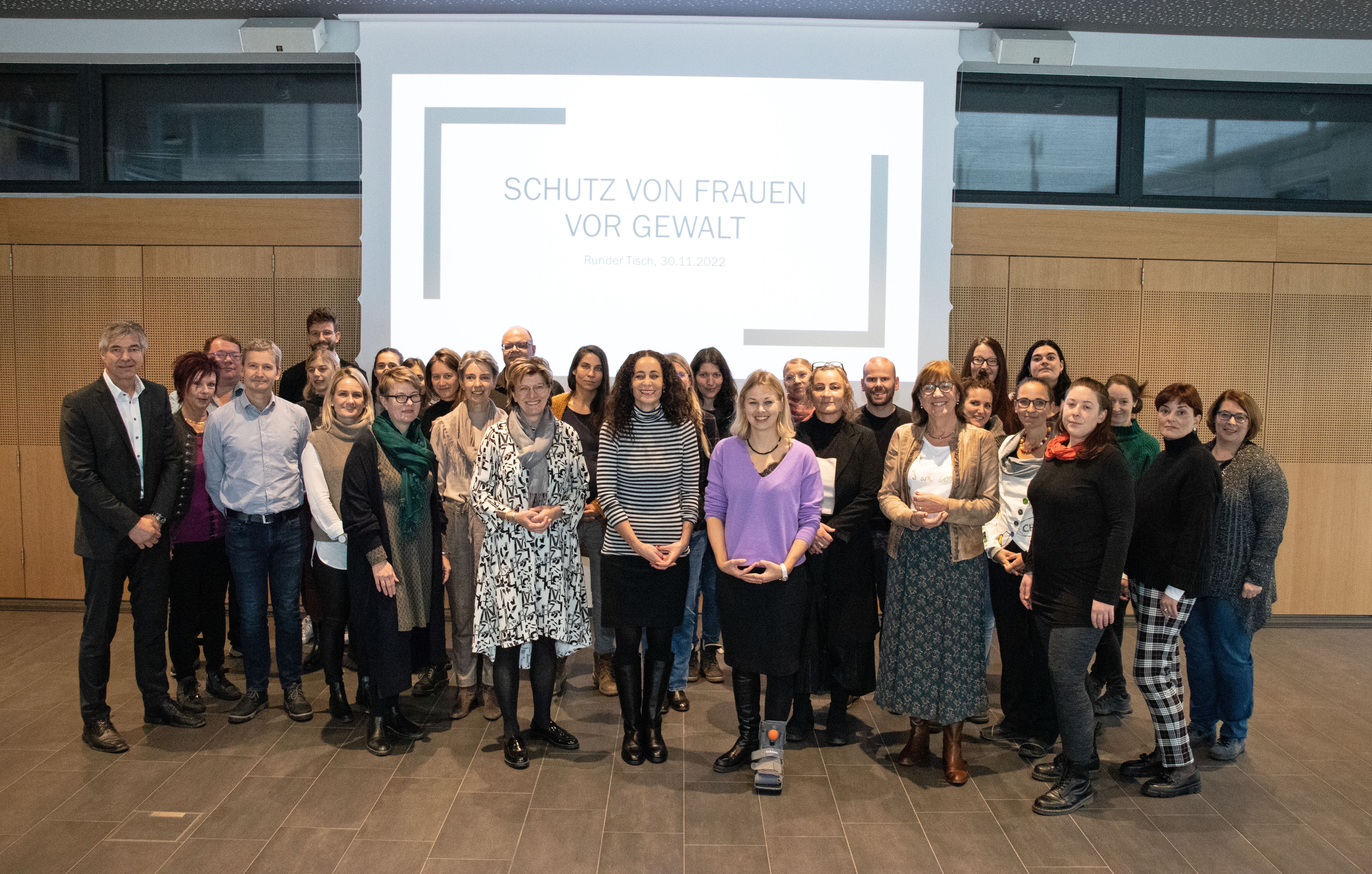 Landesrätin Eva Pawlata (m.), Vizebürgermeister Johannes Anzengruber (2. Bild, 3.v.r.), Stadträtin Christine Oppitz-Plörer (l.), Stadträtin Elisabeth Mayr (r.) und Referatsleiterin Uschi Klee (Referat Frauen und Generationen) (2.v.l.) erarbeiteten gemeinsam mit zahlreichen Kooperationspartnerinnen und Kooperationspartnern konkrete Maßnahmen und Konzepte, um Gewalt gegen Frauen zu verhindern und die Gesellschaft noch mehr für dieses wichtige Thema zu sensibilisieren. Bei dem runden Tisch im Gehörlosenzentrum Innsbruck wurde ein weiterer Fahrplan zu Präventionsarbeit und Gewaltschutz konkretisiert.