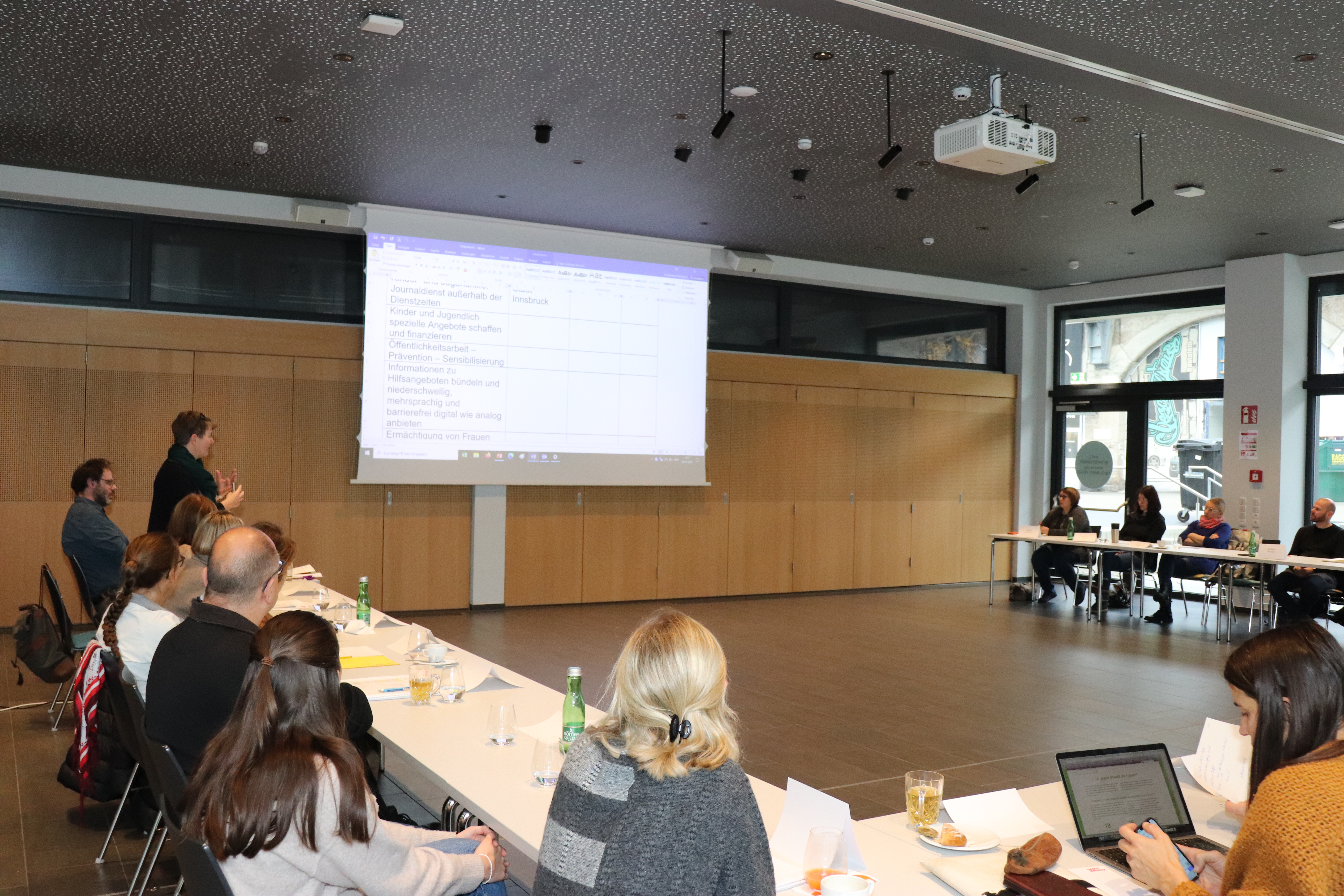 Landesrätin Eva Pawlata (m.), Vizebürgermeister Johannes Anzengruber (2. Bild, 3.v.r.), Stadträtin Christine Oppitz-Plörer (l.), Stadträtin Elisabeth Mayr (r.) und Referatsleiterin Uschi Klee (Referat Frauen und Generationen) (2.v.l.) erarbeiteten gemeinsam mit zahlreichen Kooperationspartnerinnen und Kooperationspartnern konkrete Maßnahmen und Konzepte, um Gewalt gegen Frauen zu verhindern und die Gesellschaft noch mehr für dieses wichtige Thema zu sensibilisieren. Bei dem runden Tisch im Gehörlosenzentrum Innsbruck wurde ein weiterer Fahrplan zu Präventionsarbeit und Gewaltschutz konkretisiert.