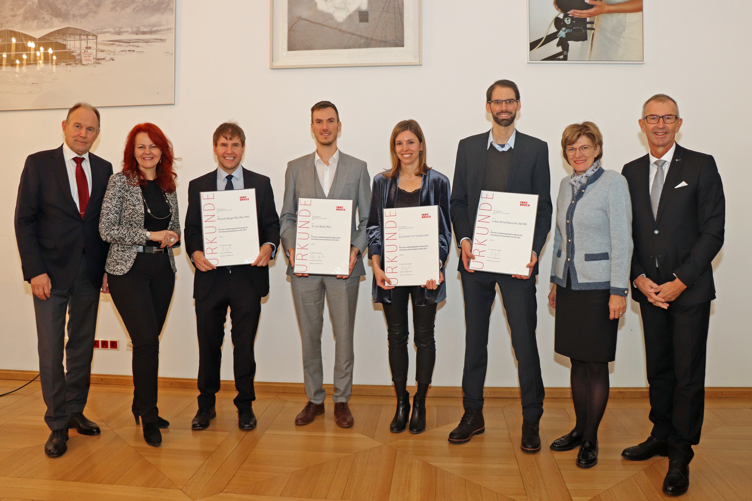 Vorsitzender des MCI-Hochschulkollegiums Franz Pegger (l.), Landesrätin Cornelia Hagele (2.v.l.), Stadträtin Christine Oppitz Plörer (2.v.r.) und MCI-Rektor Andreas Altmann (r.) gratulierten Jan Back (3.v.l.), Claudia Zoller (4.v.r.), Lukas Kerschbaumer (3.v.r.) und Manuel Berger (4.v.l.) zum Preis der Landeshauptstadt Innsbruck für Forschung und Innovation am Management Center Innsbruck (MCI) 2022.