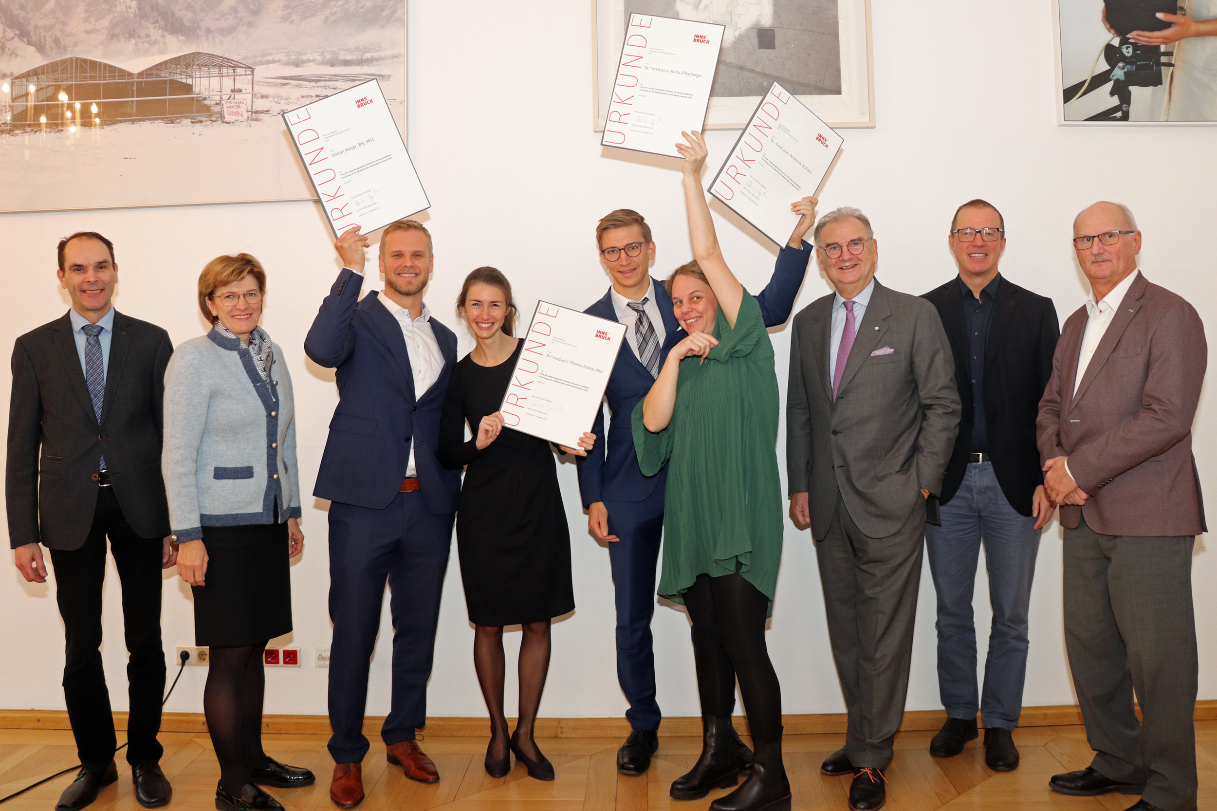 Stadträtin Christine Oppitz-Plörer (2.v.l.), Wolfgang Fleischhacker (Rektor Medizin Uni Innsbruck, 3.v.r.), Herbert Tilg (Leiter Univ.-Klinik für Innere Medizin I, 2.v.r.), Alexander Hüttendorfer (Direktor Institut für Rnomik und Genomik, r.) und Bernhard Metzler (GF OA, Innere Medizin III, l.) gratulierten Theresa Dolejsi (4.v.l.), Maria Effenberger (4.v.r.), Simon Hoser (3.v.l.) und Andreas Zollner (5.v.r.) zum Preis für ihre wissenschaftliche Forschung 2022.