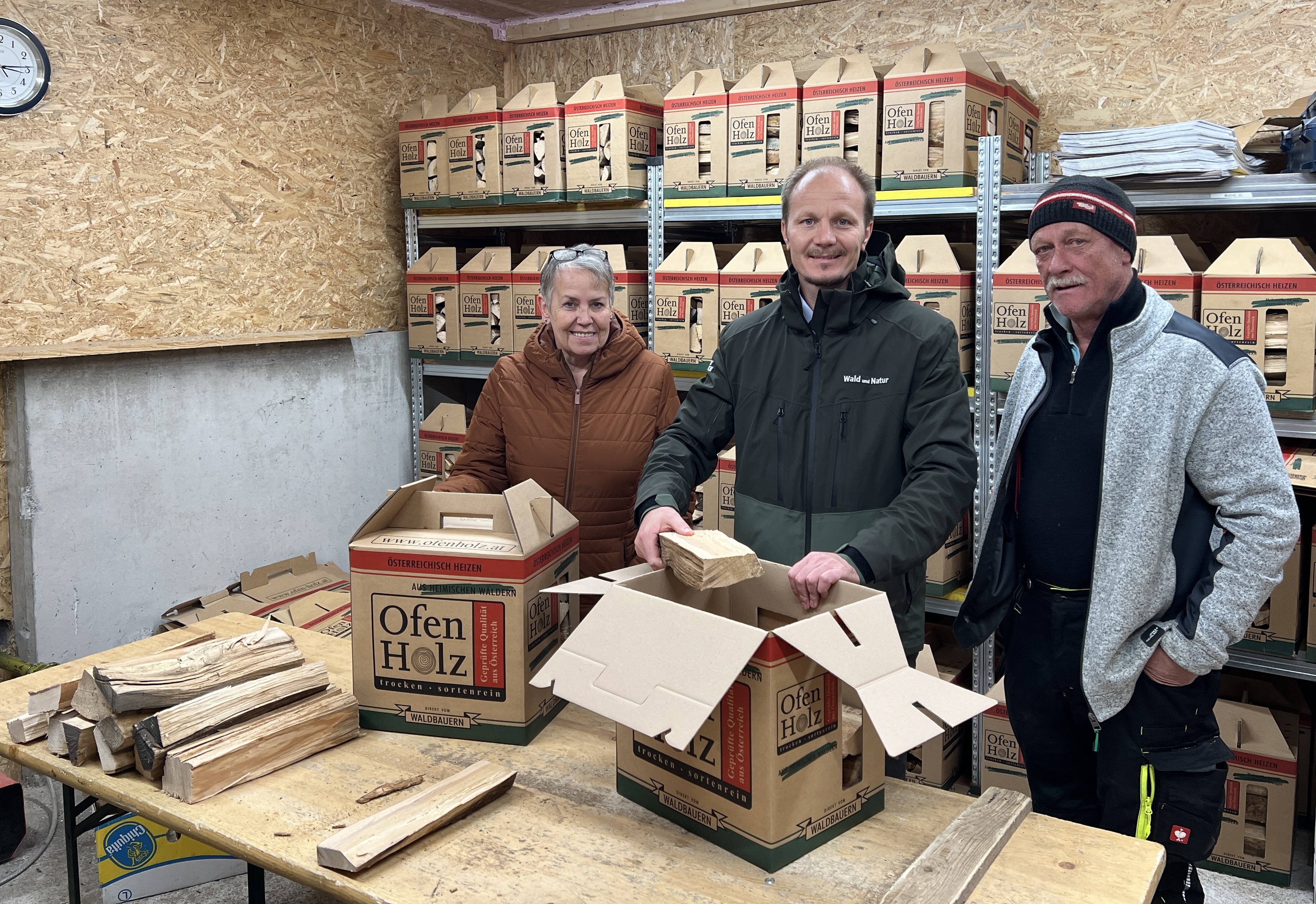 Vizebürgermeister Johannes Anzengruber bedankt sich bei Johann Müller mit Gattin von Tiroler-Ofenholz, die als Kooperationspartner zur Verfügung stehen.