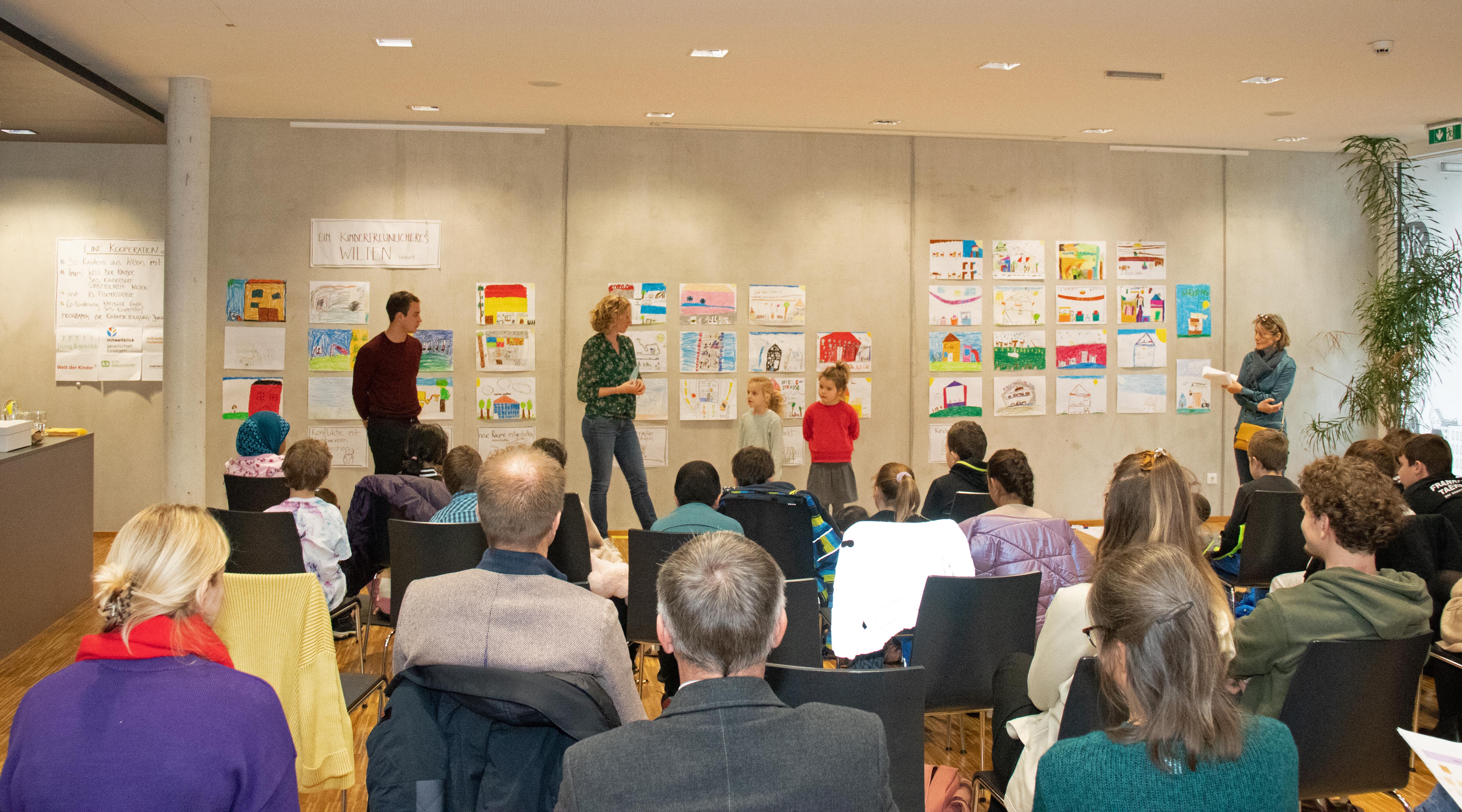 VertreterInnen der Politik und Stadtverwaltung lauschen den Ergebnissen des Kinderbeteiligungsseminares (v.l.n.r: Stadträtin Elisabeth Mayr, Vizebürgermeister Johannes Anzengruber und Stadträtin Uschi Schwarzl)