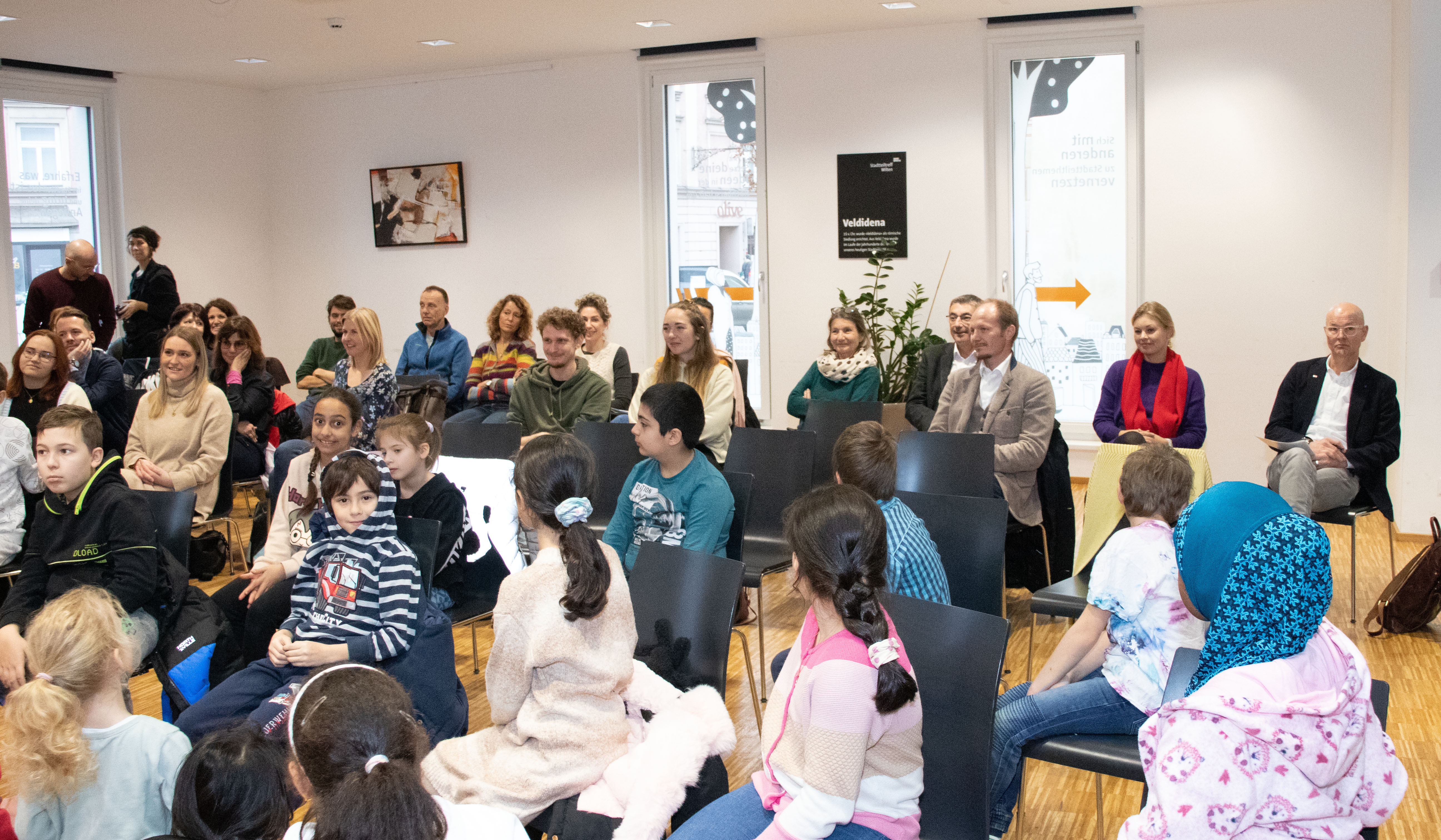 Vizebürgermeister Johannes Anzengruber (vorl. Reihe r.), Stadträtin Uschi Schwarzl (l.), Stadträtin Elisabeth Mayr (2.v.r.) und Amtsvorstand Werner Leithmayer (Amt für Schule und Bildung) nehmen ebenfalls an der Konferenz teil.