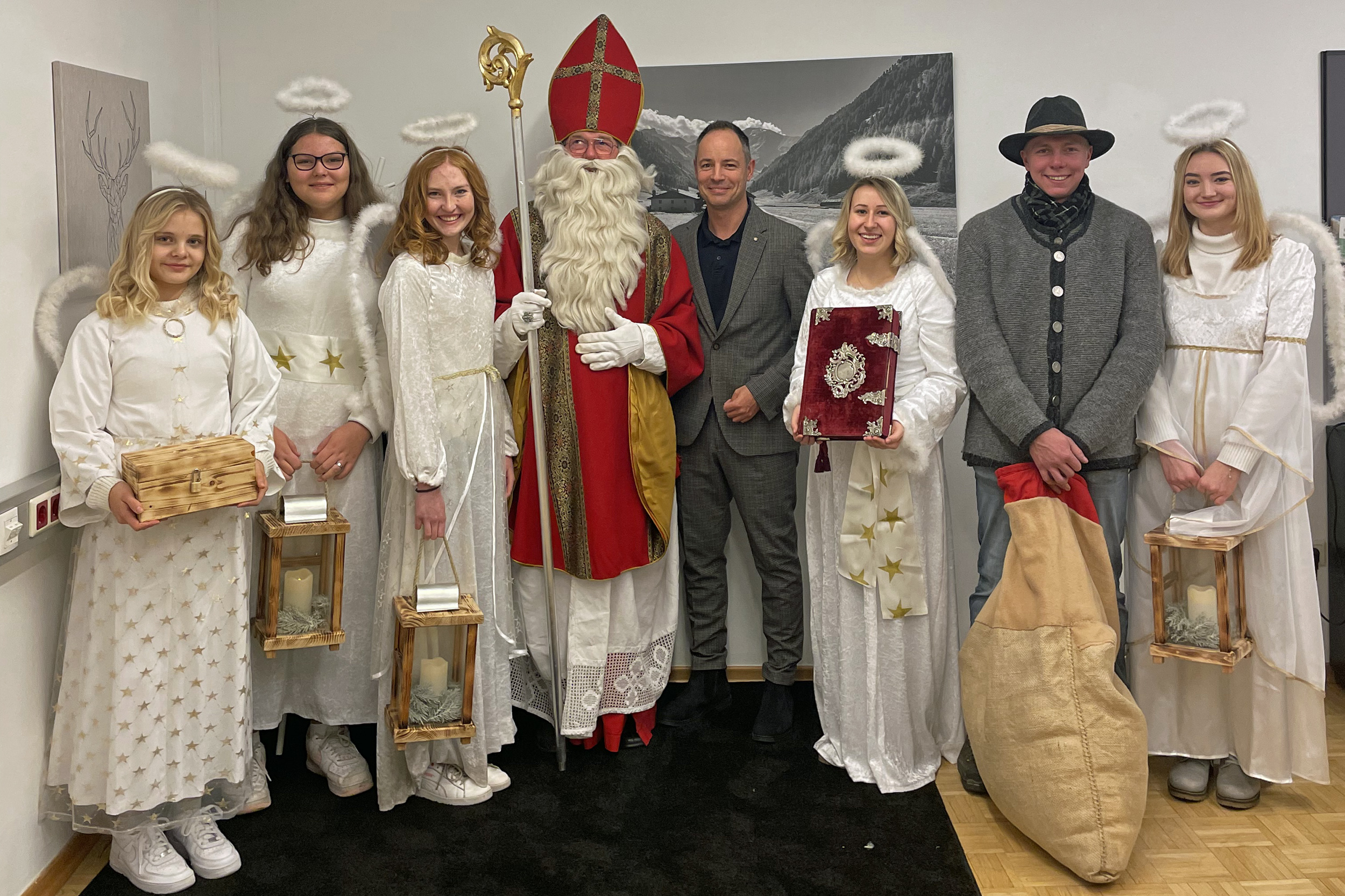 Vizebürgermeister Markus Lassenberger (Bildmitte) mit den Amraser Nikolaus und seinen Helfern.