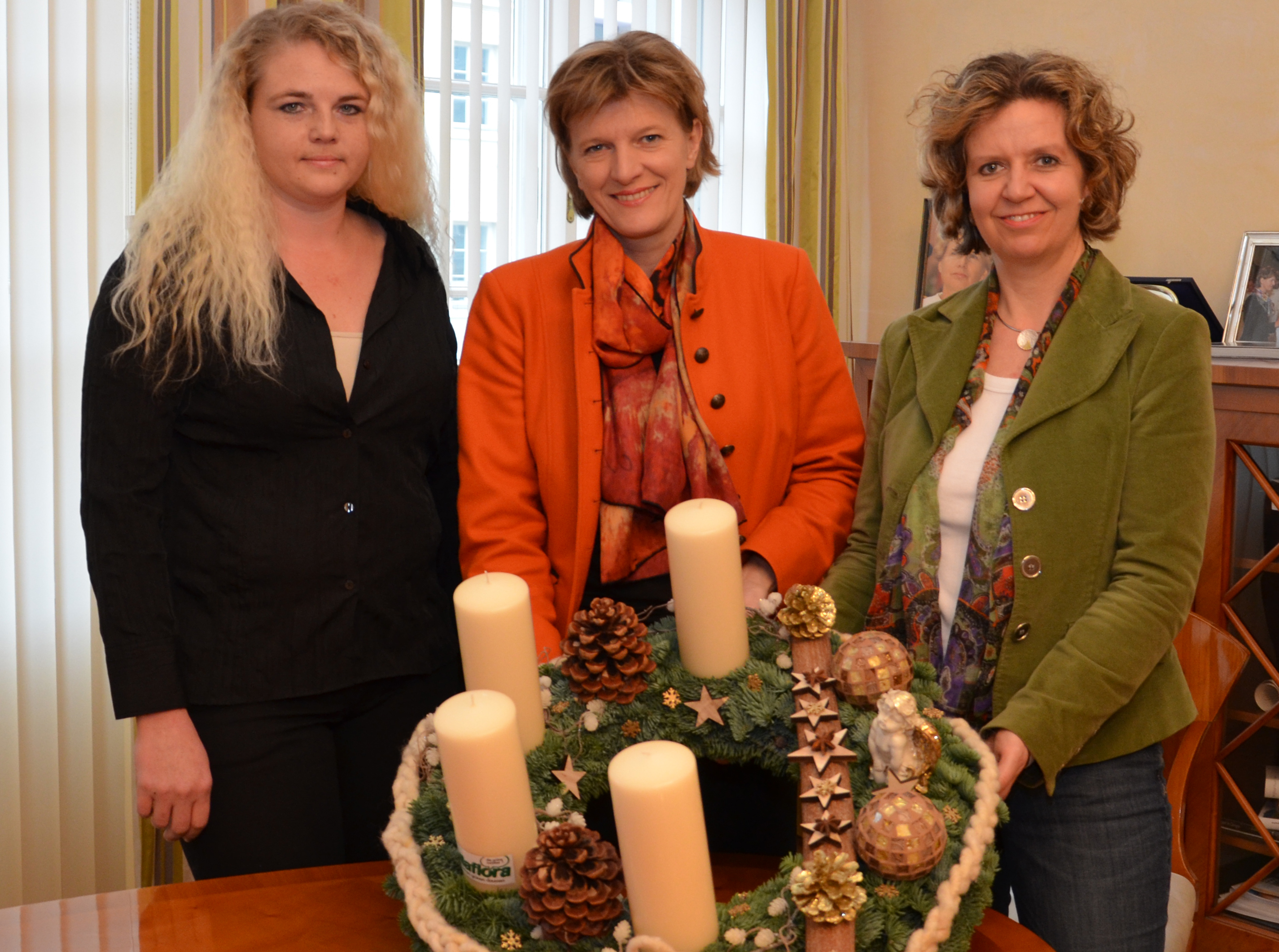 Bereits zum 7. Mal spendete Bellaflora dem städtischen Amt für Kinder- und Jugendhilfe einen Adventkranz. Gabriele Herlitschka, Amtsleiterin Kinder- und Jugendhilfe (rechts), freute sich gemeinsam mit Bürgermeisterin Christine Oppitz-Plörer über den neuen Tischschmuck, der im Amt für Kinder- und Jugendhilfe aufgestellt wird und für eine positive Grundstimmung sorgt – denn gerade die Vorweihnachtszeit ist dort erfahrungsgemäß die arbeitsintensivste Zeit.