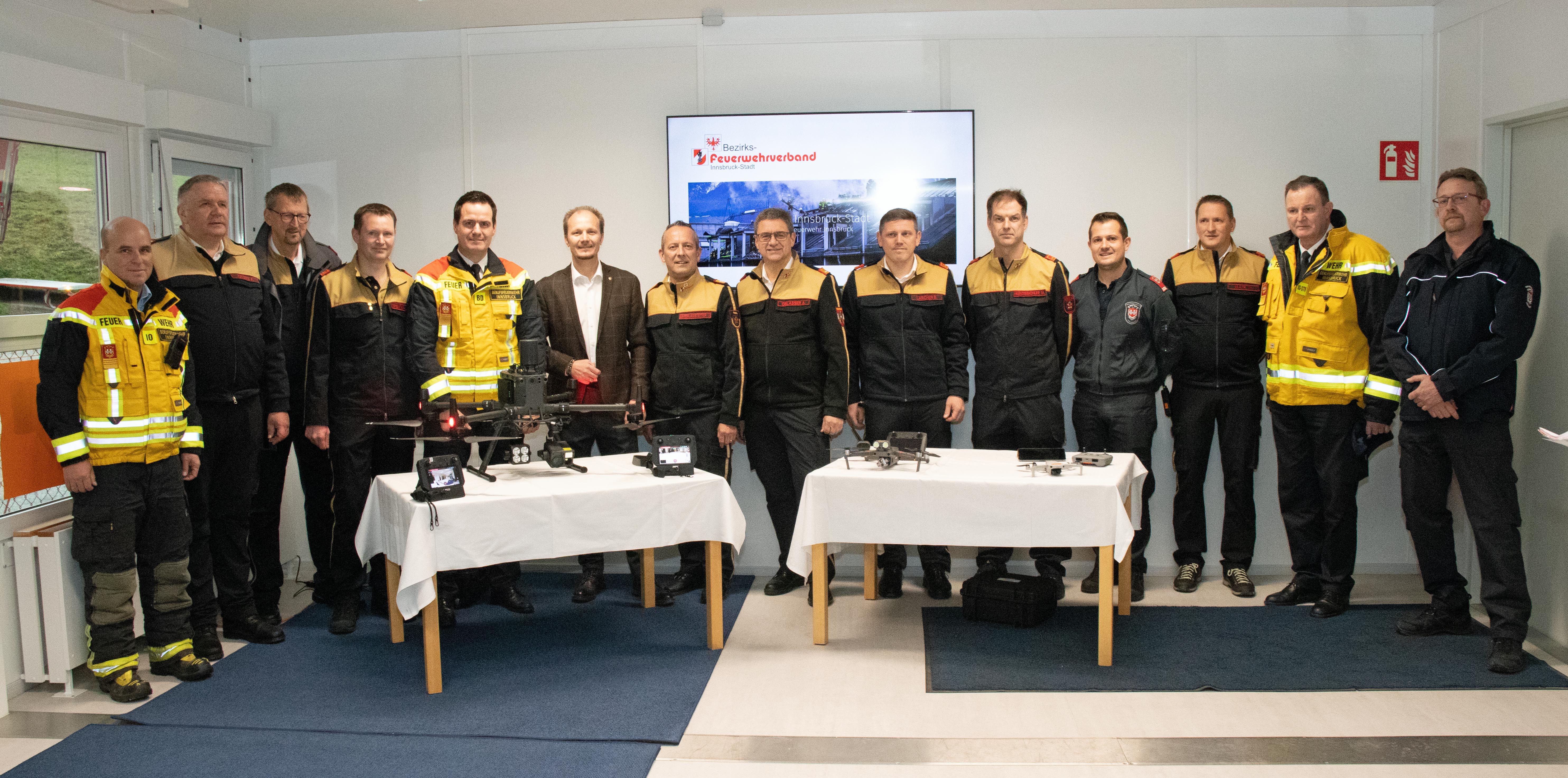Die versammelten Feuerwehrleute um Vizebürgermeister Johannes Anzengruber (6.v.l.) und Branddirektor Helmut Hager (5.v.l.) freuen sich über die neue Ausrüstung.
