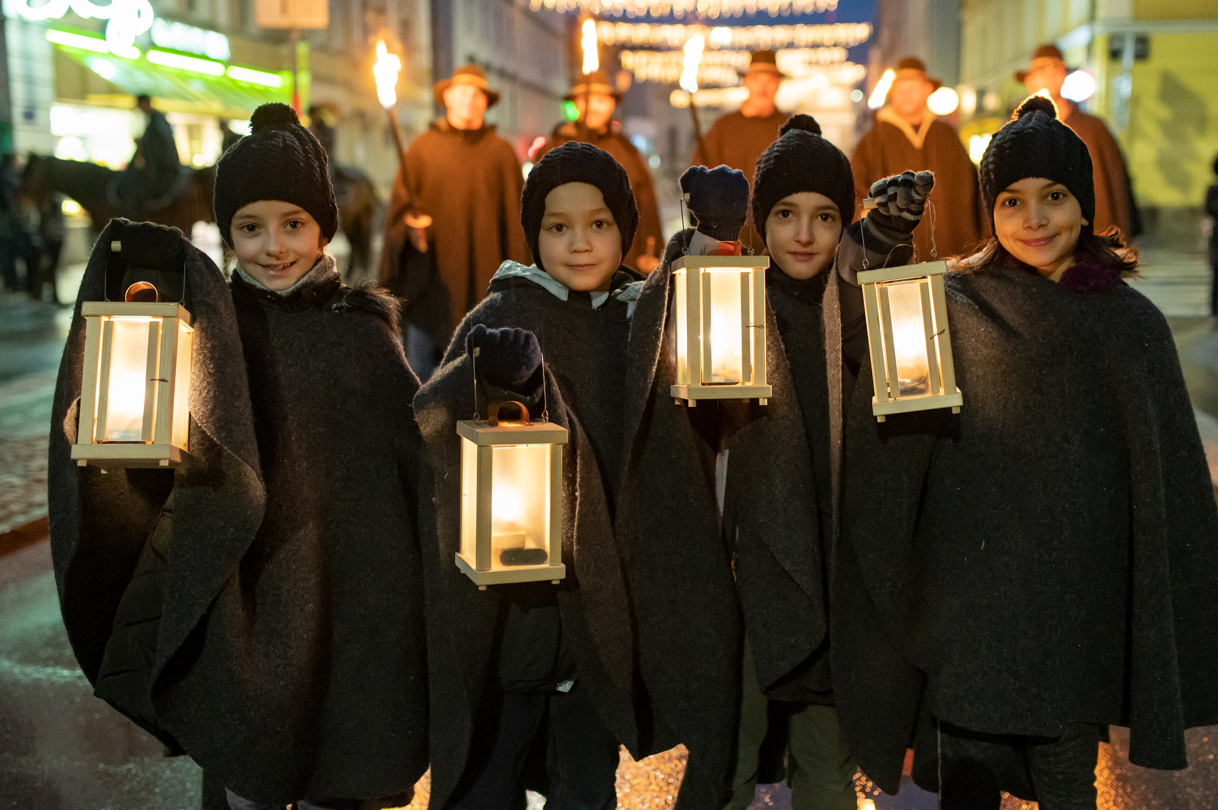 Das Christkind wird von einem Zug aus Hirten, Engeln und Schafen begleitet.