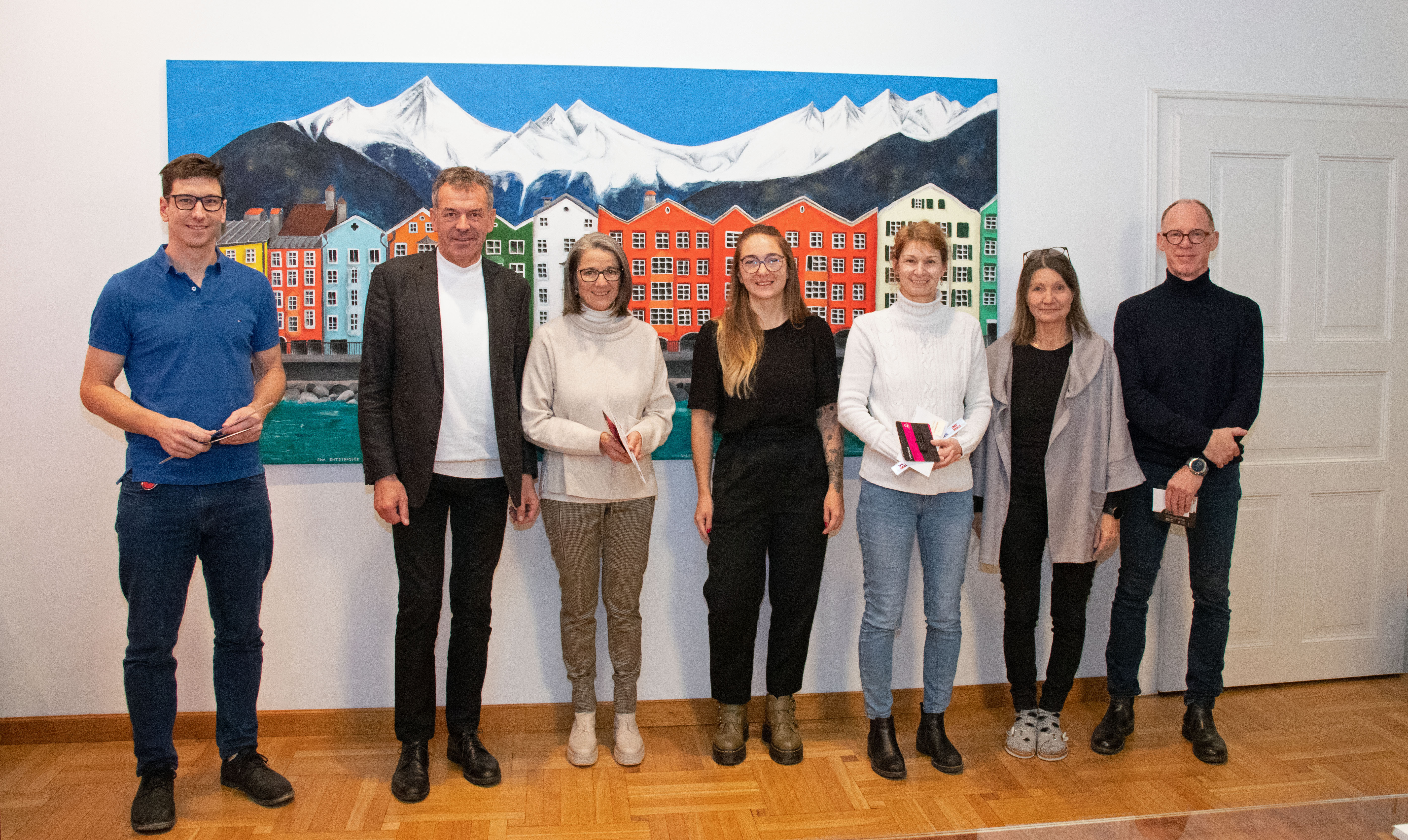Bürgermeister Georg Willi (2.v.l.) und Mobilitätsstadträtin Uschi Schwarzl (2.v.r.) überreichen die Preise an diesjährige "Tirol radelt"-TeilnehmerInnen im Innsbrucker Rathaus.