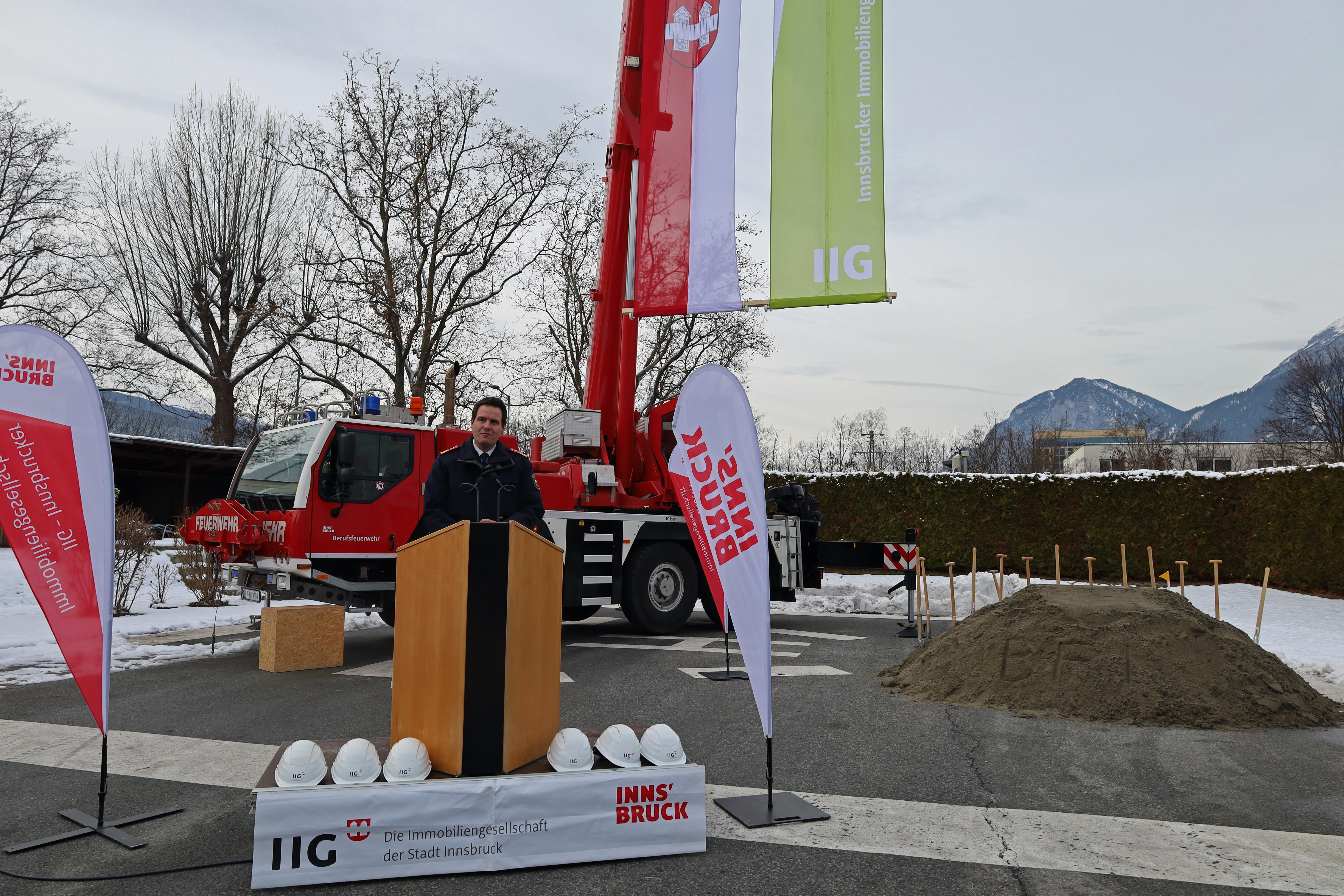 Branddirektor Helmut Hager bedankt sich bei allen Projektpartnerinnen und Projektpartnern und freut sich über den Zubau und die neue Fahrzeughalle.