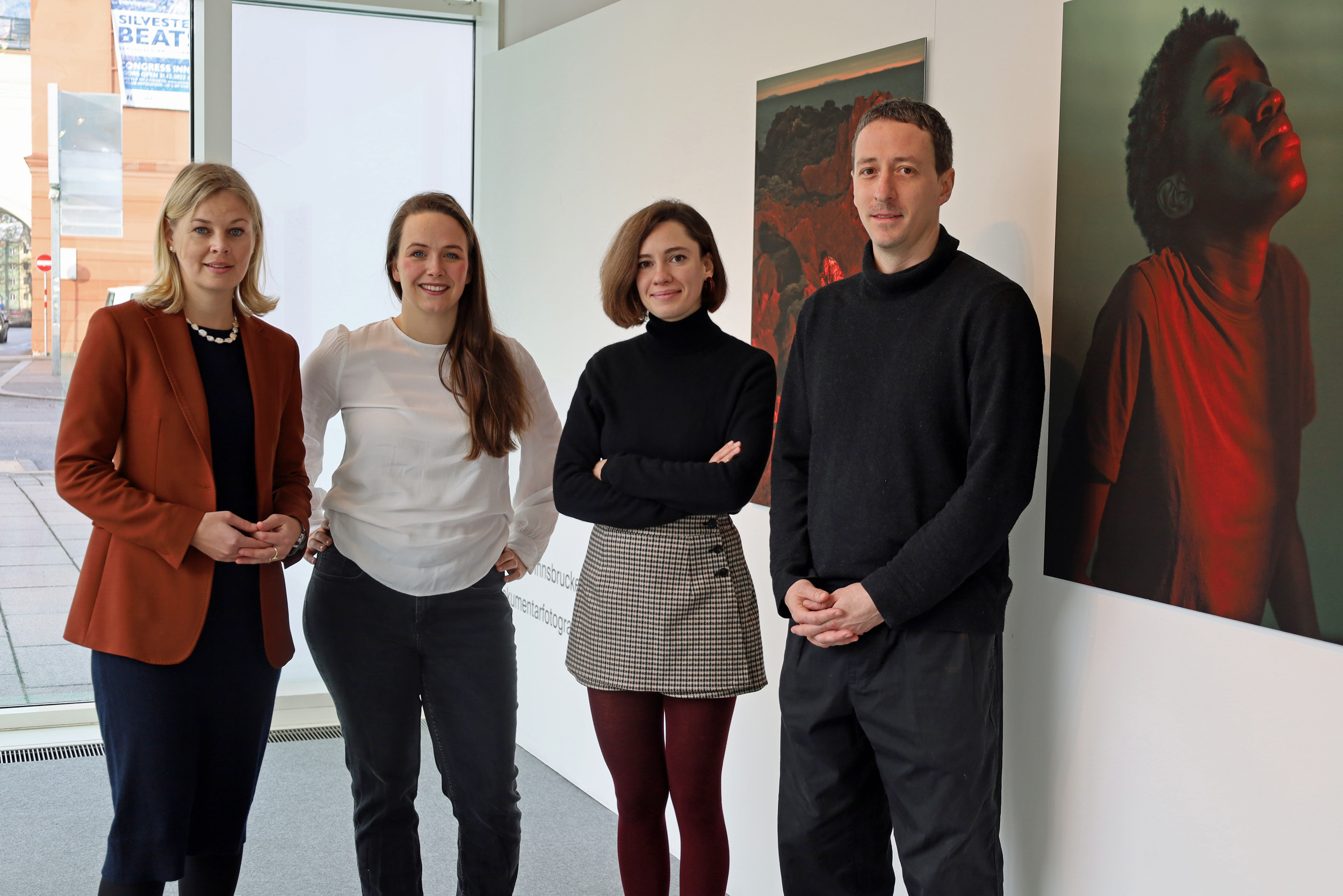 Stadträtin Elisabeth Mayr (l.), 20er-Chefredakteurin Rebecca Sandbichler (2.v.l.) und Severin Sonnewend vom Kulturverein „Reich für die Insel“ zeigten sich beeindruckt von den Bildern von Fotografin Alisa Martynova (2.v.r.).