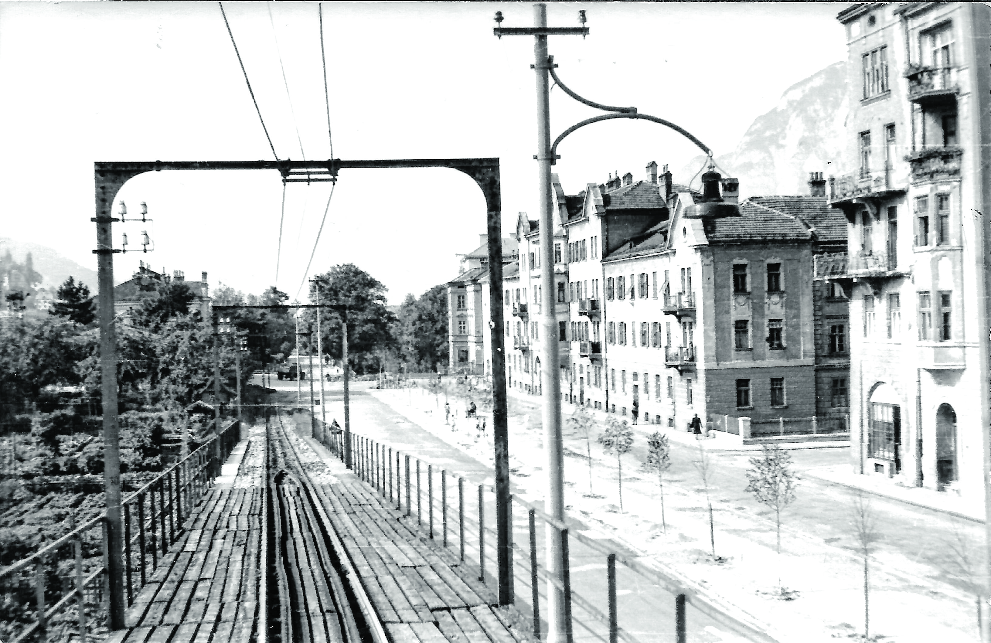Welch beschauliche Atmosphäre zeigte der Blick vom ehemaligen Westbahnviadukt auf die Egger-Lienz-Straße um 1950!