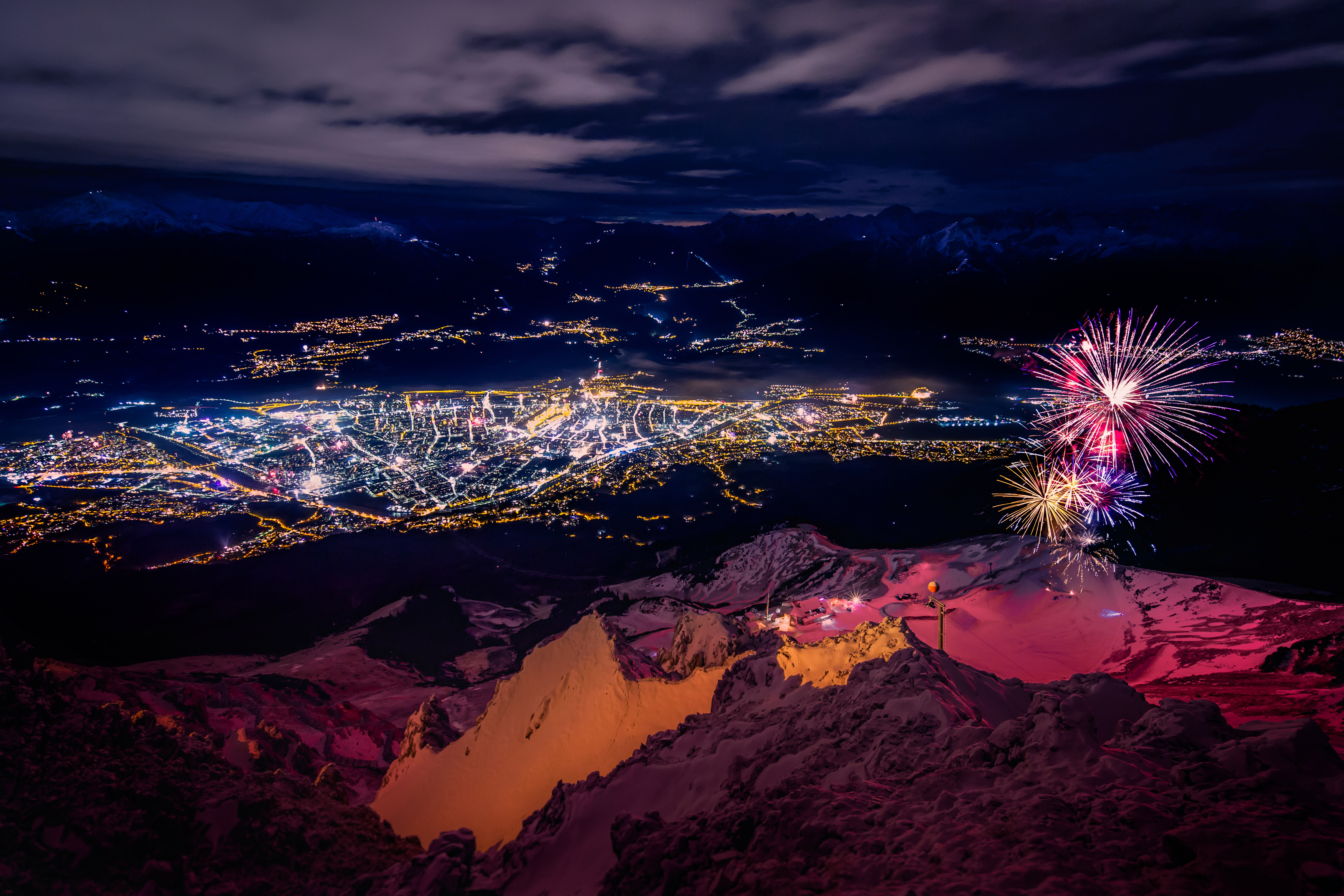 Wie bereits in den Jahren zuvor gilt es auch heuer, aus Rücksicht auf Mensch, Umwelt und Tiere, ganz auf private Feuerwerke im Stadtgebiet zu verzichten und stattdessen das traditionelle Feuerwerk auf der Nordkette zu genießen.