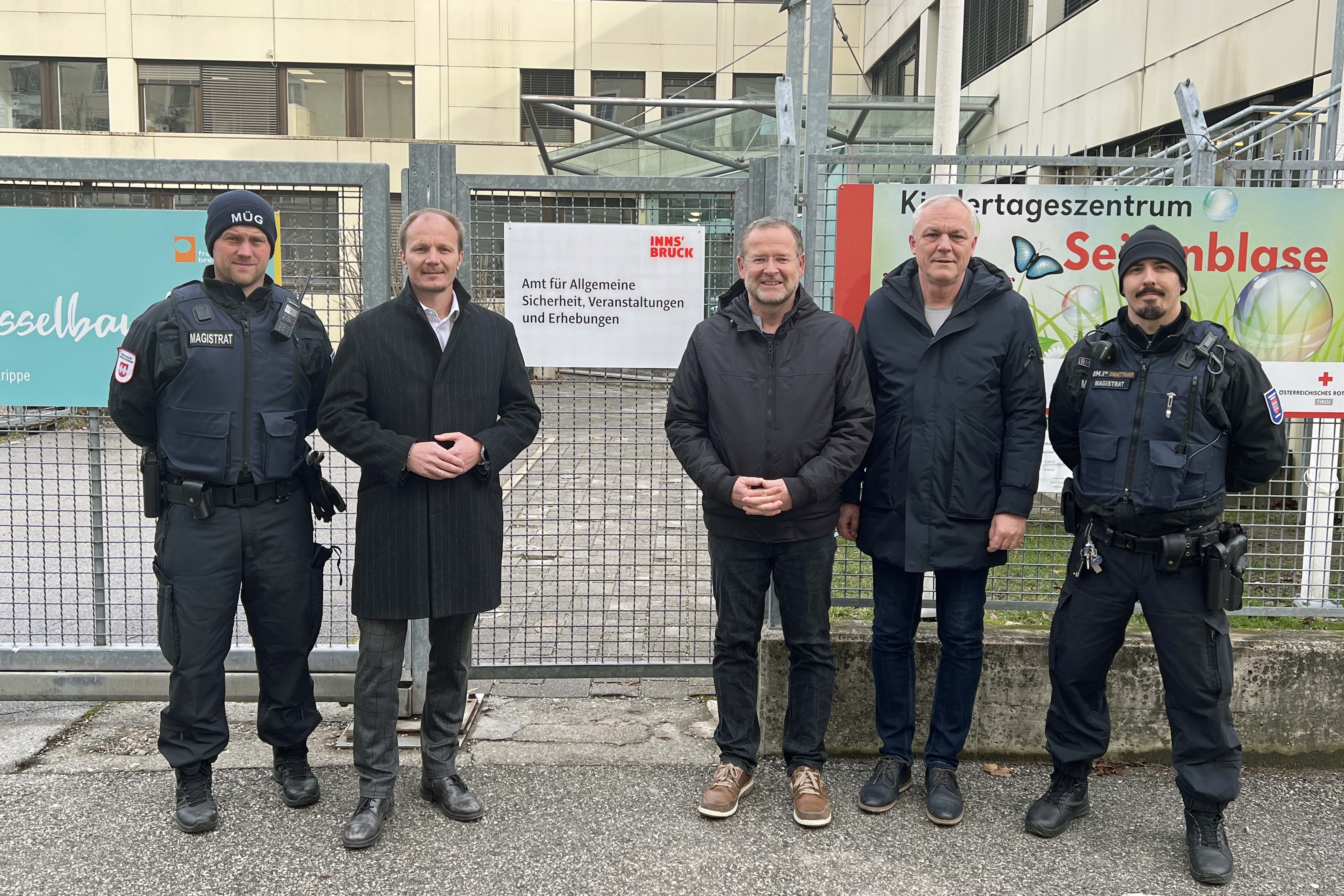 Neue Heimat für das Amt für Allgemeine Sicherheit und Veranstaltungen: Vizebürgermeister Johannes Anzengruber (2.v.links), Amtsleiter Klaus Feistmantl (Mitte), Referatsleiter Stefan Fikerle (2.v.rechts) und die Kollegen der Mobilen Überwachungsgruppe Karl Rief (links außen) und Christian Kuen (rechts außen) freuen sich über den künftigen gemeinsamen Standort.