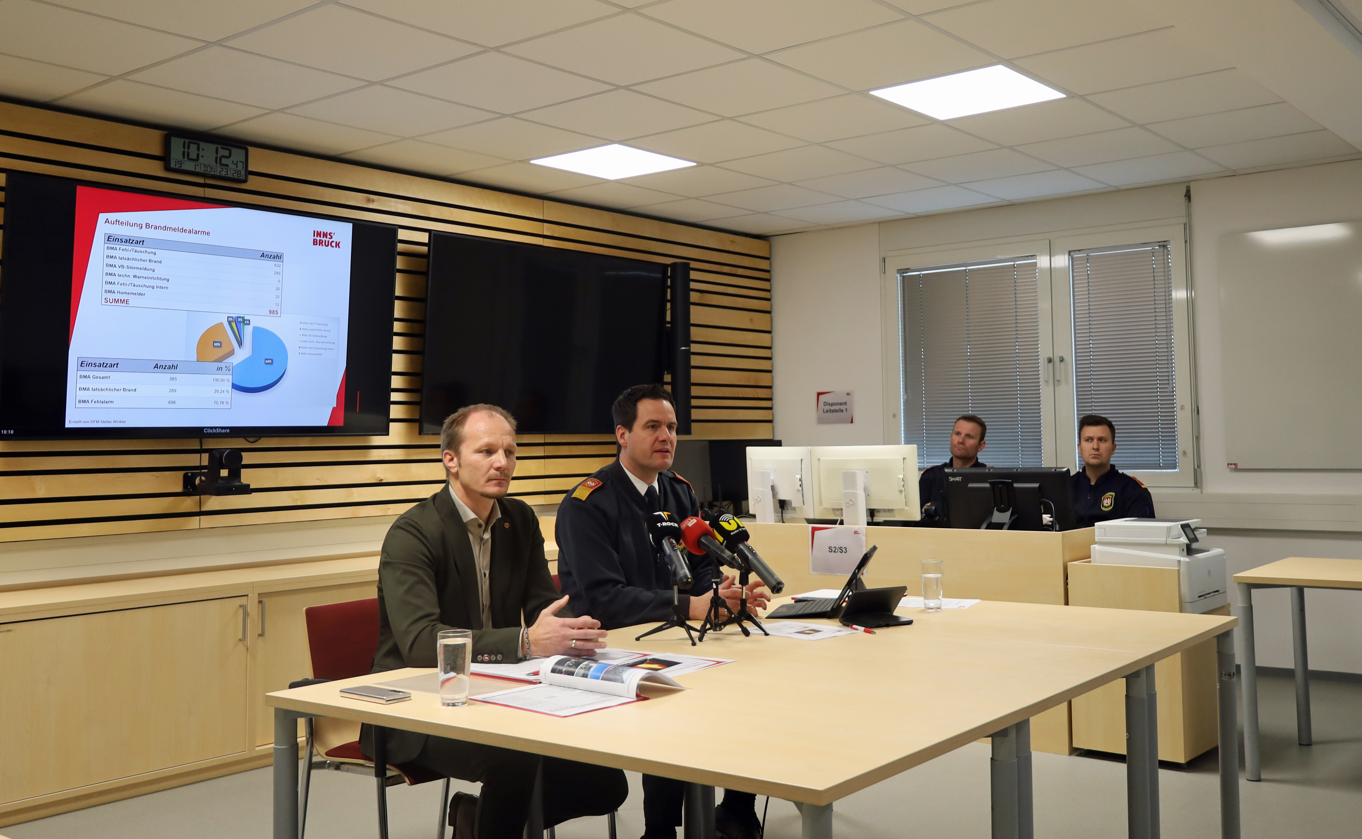 Vizebürgermeister Johannes Anzengruber und Branddirektor Helmut Hager präsentieren die Feuerwehrstatistik für 2022.