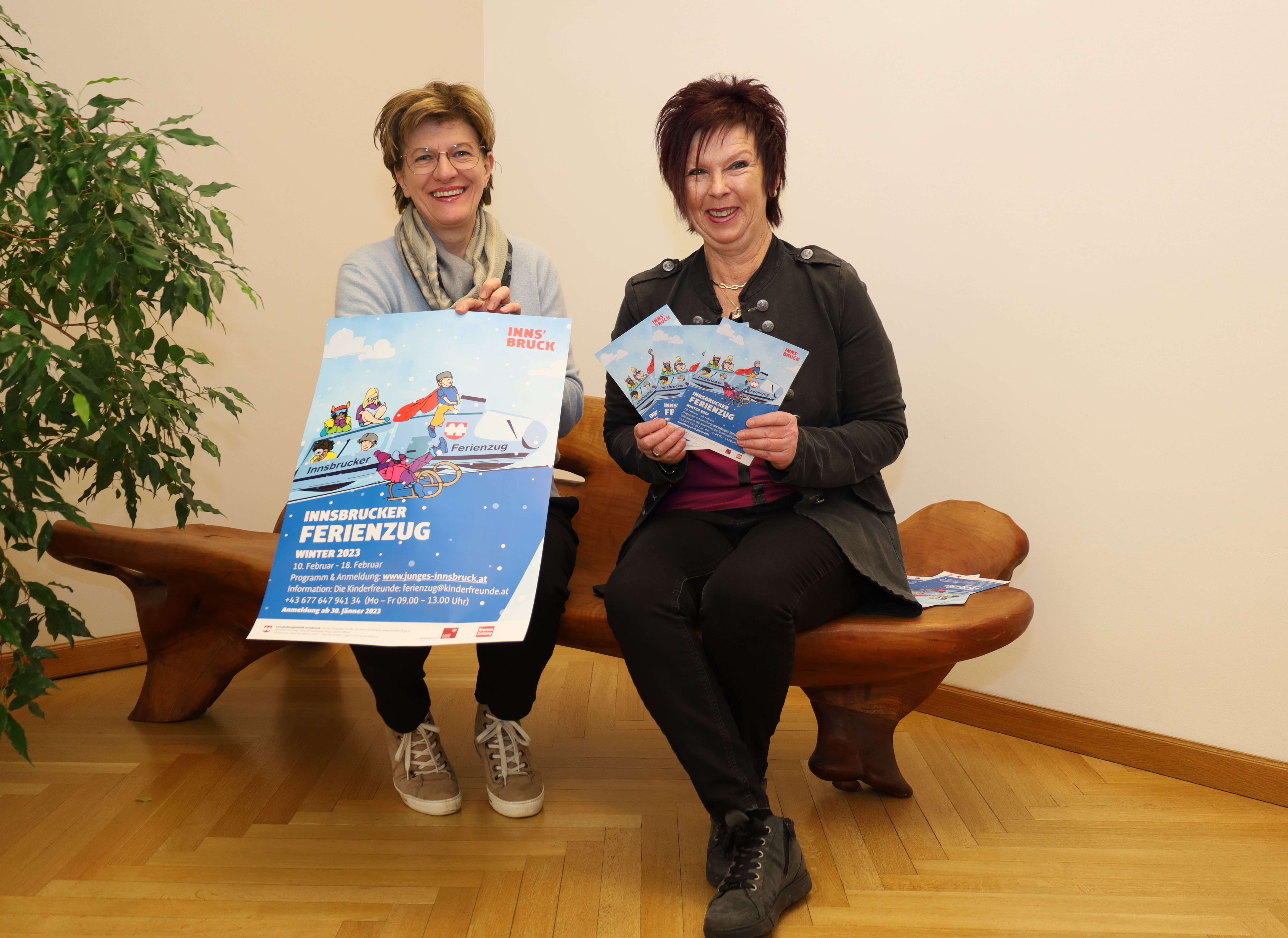 Bitte alle einsteigen: Familienstadträtin Christine Oppitz-Plörer und Uschi Klee (Referat Frauen, Generationen, re.) präsentieren das Programm zum Semesterferienzug 2023.