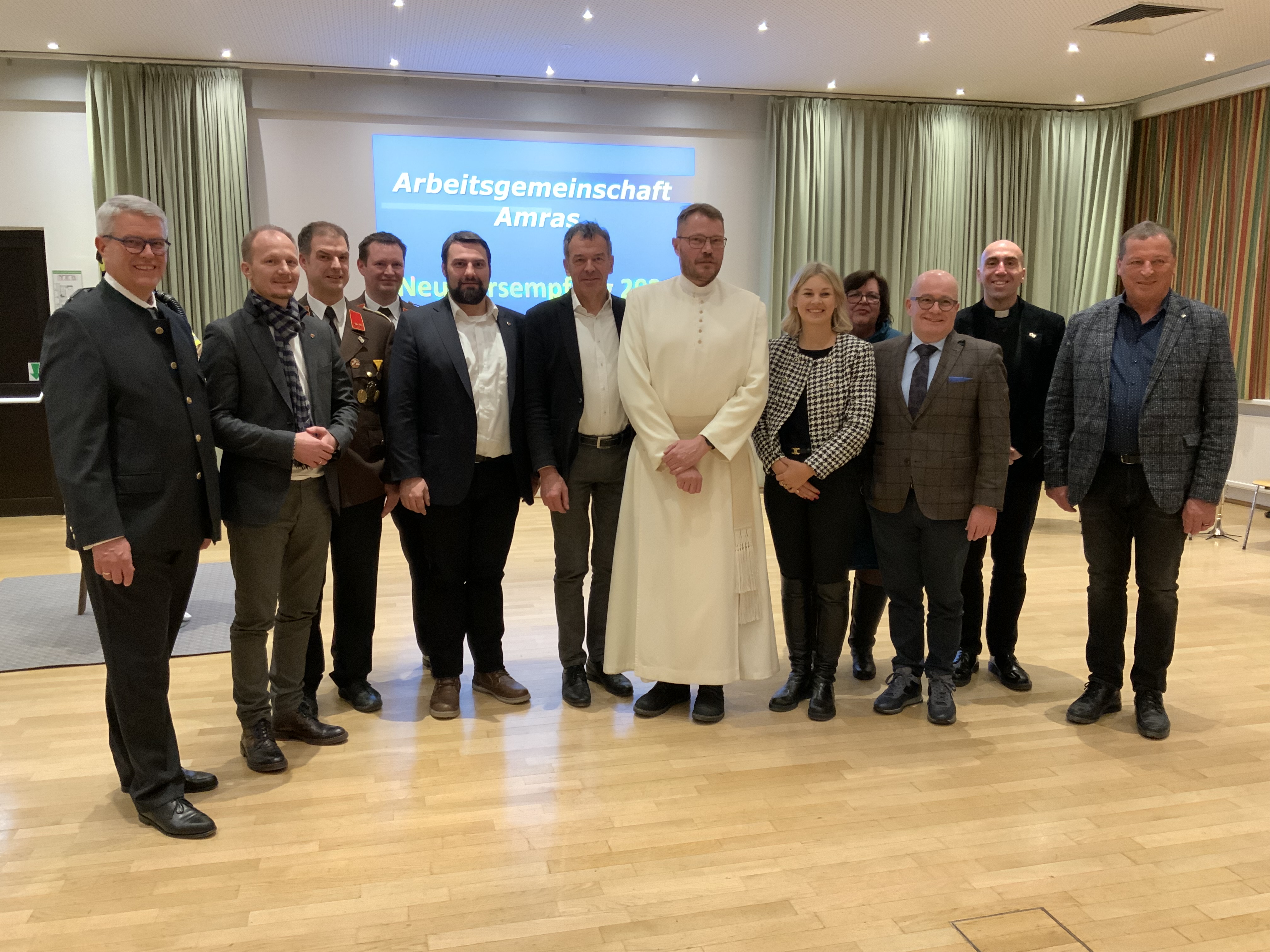 Freuten sich auf den Neujahrsempfang 2023 (v. l.): Obmann Ferdinand Neu, Vizebürgermeister Johannes Anzengruber, Feuerwehrkommandant Markus Hundsbichler, Altkommandant Hannes Trenkwalder, KO GR Christoph Appler, Bürgermeister Georg Willi, Pfarrer Maximilian Stefan Thaler, Stadträtin Elisabeth Mayr, GRin Astrid Denz, KO-Stv. GR Markus Stoll, Pfarrvikar Girolamo Tricarico und KO GR Helmut Buchacher.