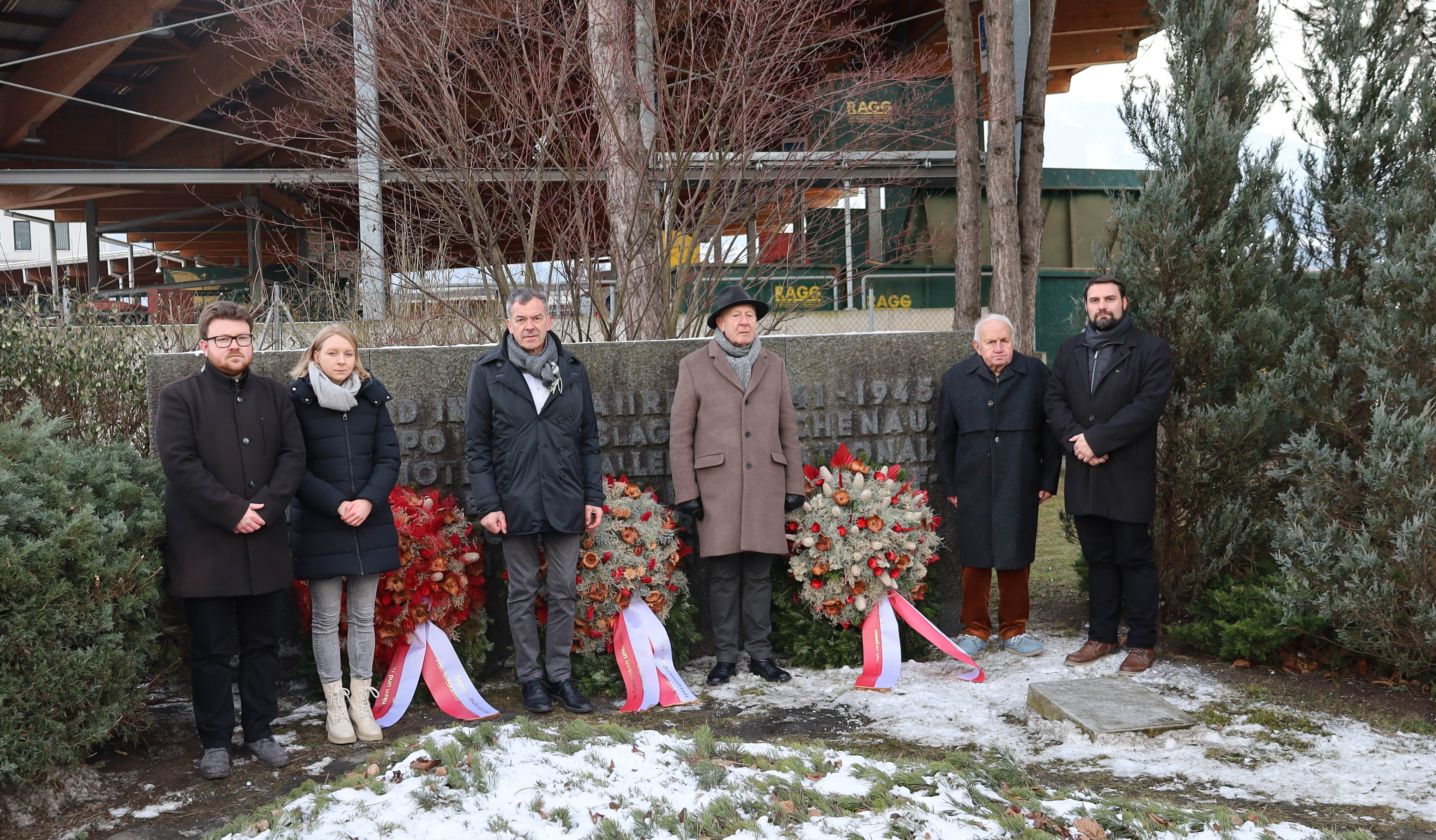 Bürgermeister Georg Willi (3. v. l.) Präsident Günter Lieder (3.v.r.) Landtagsabgeordnete Elisabeth Fleischanderl (2.v.l), Landesobmann Clemens Hornich (2.v.r), Landtagsabgeordneter und Gemeinderat Christoph Appler (r.) und Gemeinderat Benjamin Plach (l.) vor dem Mahnmal Reichenau.