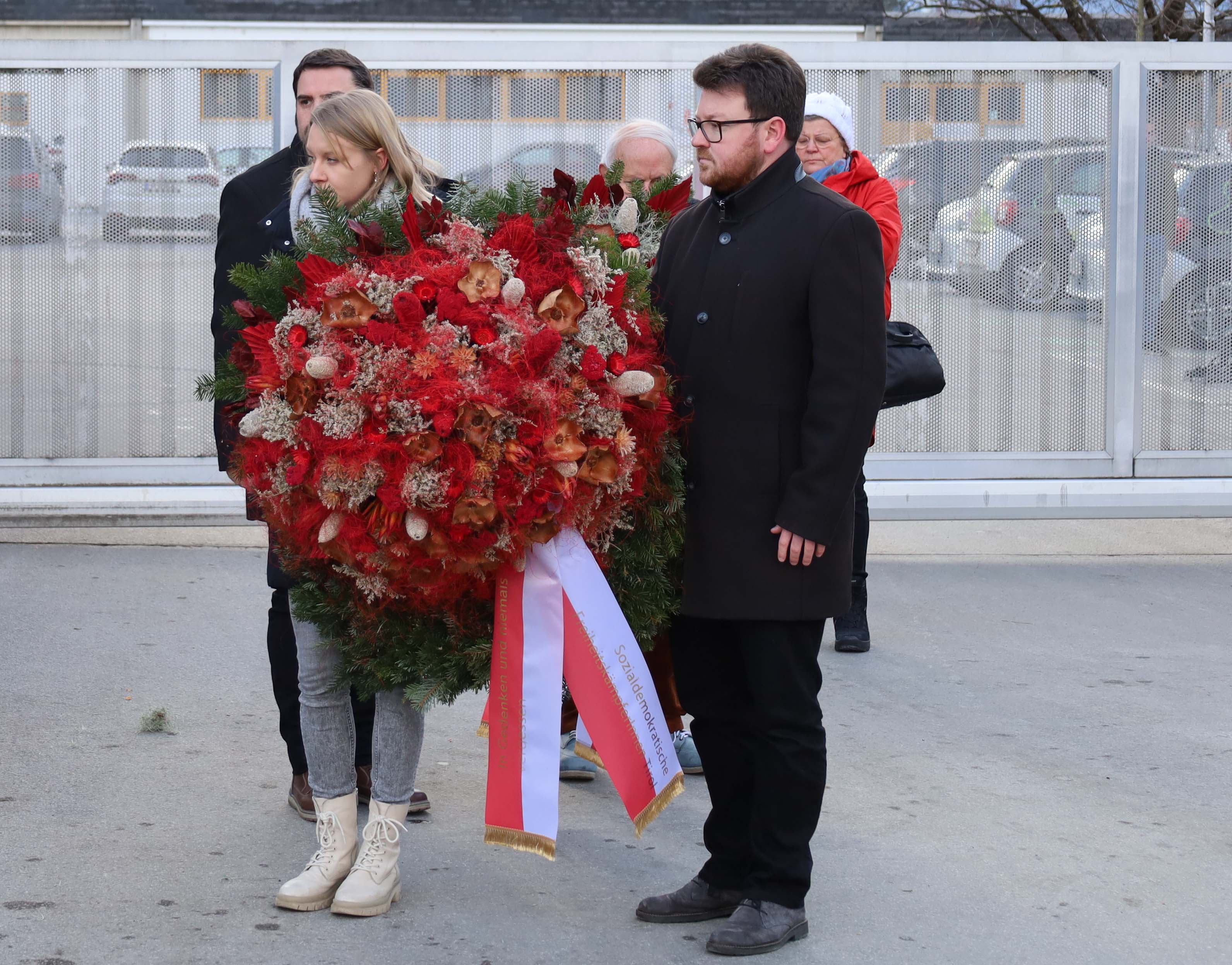 Landtagsabgeordnete Elisabeth Fleischanderl und Gemeinderat Benjamin Plach mit dem Kranz der Sozialdemokratischen FreiheitskämpferInnen.