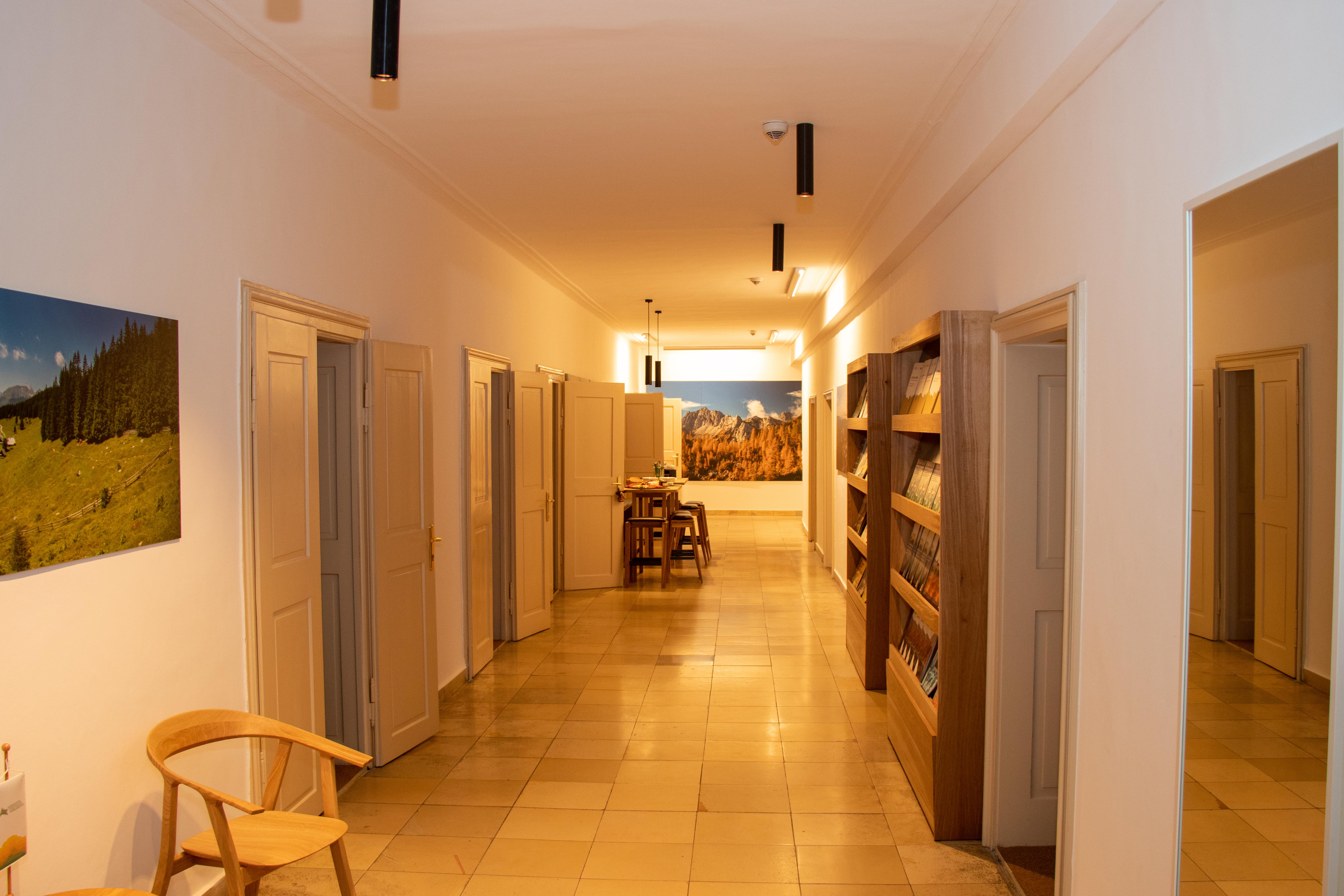 Das Jahr 2022 war ein besonderes für die Alpenkonvention: So wurden nicht nur im Rahmen des "Internationalen Jahres der nachhaltigen Entwicklung der Berggebiete" viele erfolgreiche Projekte zum Schutz des Alpenraums umgesetzt, auch die Renovierung der Büroräume des Ständigen Sekretariates mit Sitz in Innsbruck konnte erfolgreich durchgeführt werden. Für die bauliche Umsetzung zeigte sich die Innsbrucker Immobiliengesellschaft (IIG) verantwortlich. Kürzlich wurden die umgebauten Räumlichkeiten von (v. l.) IIG-Geschäftsführer Franz Danler, Markus Aigner (Teamleiter Bereich Instandhaltung, IIG), Vizegeneralsekretär Wolfger Mayrhofer, Ewald Galle (Ständiger Ländervertreter der österreichischen Delegation der Alpenkonvention), Bürgermeister Georg Willi und Gattin Katharina Willi, Generalsekretärin Alenka Smerkolj, Erich Wucherer (Architekt) und Simon Lochmann (Leiter des Tirol-Büros in Brüssel) in der Innsbrucker Altstadt besichtigt. Die Herausforderungen, mit denen die Alpen konfrontiert sind, sind oft grenzüberschreitender Natur und können am besten durch Zusammenarbeit gelöst werden. Aus diesem Grund haben die acht Alpenländer und die Europäische Union die Alpenkonvention gegründet, um diese Herausforderungen gemeinsam anzugehen. Eine effiziente Koordination aller Alpenstaaten erfordert einen festen Bezugspunkt. Das war der Grund für die Entscheidung der Vertragsparteien, ein Ständiges Sekretariat in Innsbruck einzurichten. Dieses unterstützt die Arbeit der Organe der Alpenkonvention. Dazu gehört auch die fachliche, logistische und administrative Unterstützung der Vertragsparteien bei der Durchführung der notwendigen Maßnahmen zur Umsetzung der Alpenkonvention und ihrer Protokolle.