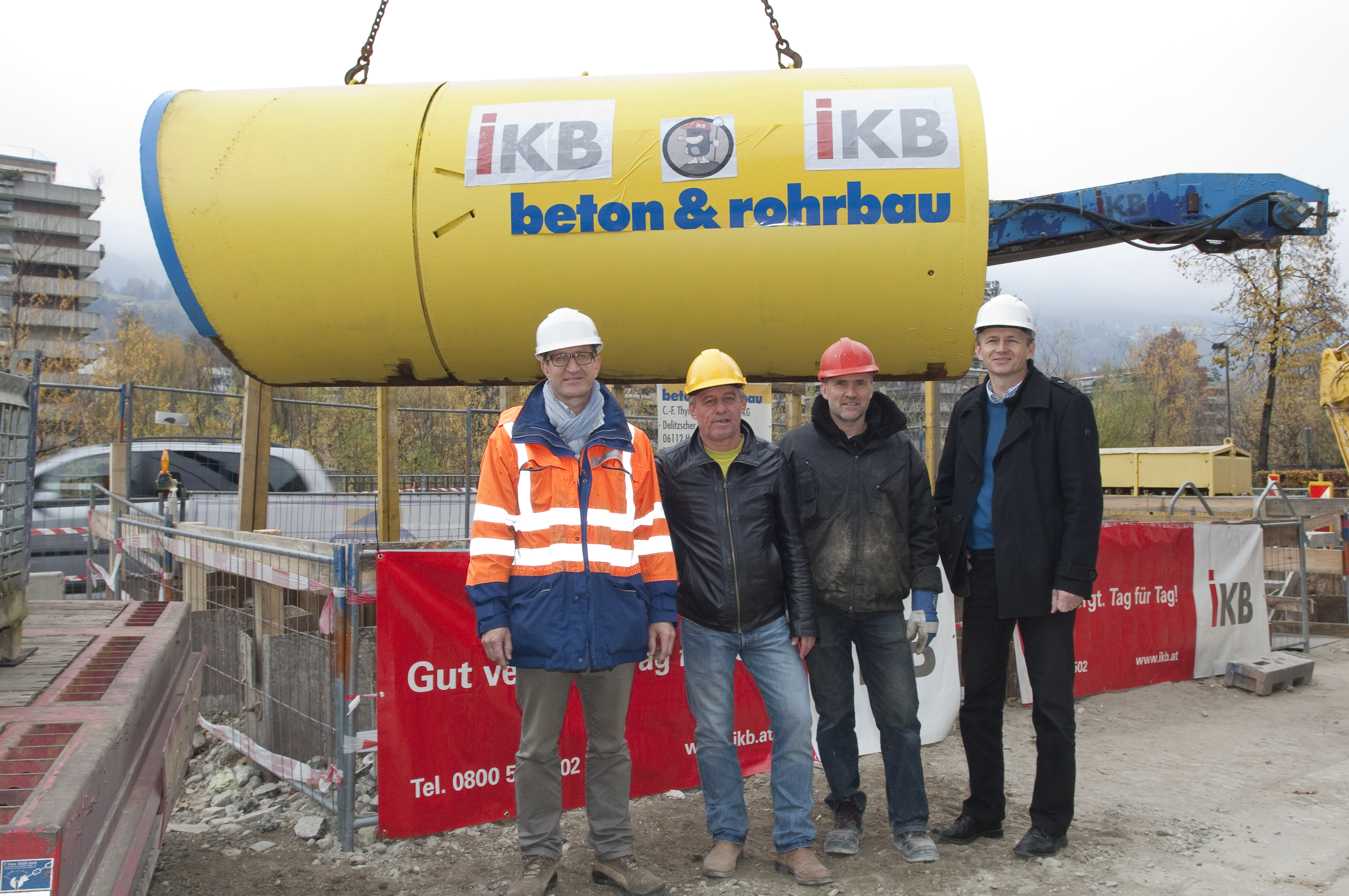 (v.l.) Ing. Apperl (IKB-Abteilung Kanal – Planung und Bau), Ing. Lamprecht (Fa. Swietelsky), Herr Alt (Fa. Beton & Rohrbau) und DI Bernhard Zit (IKB-Geschäftsbereichsleiter Abwasserservices) bei den Verlegungsarbeiten.