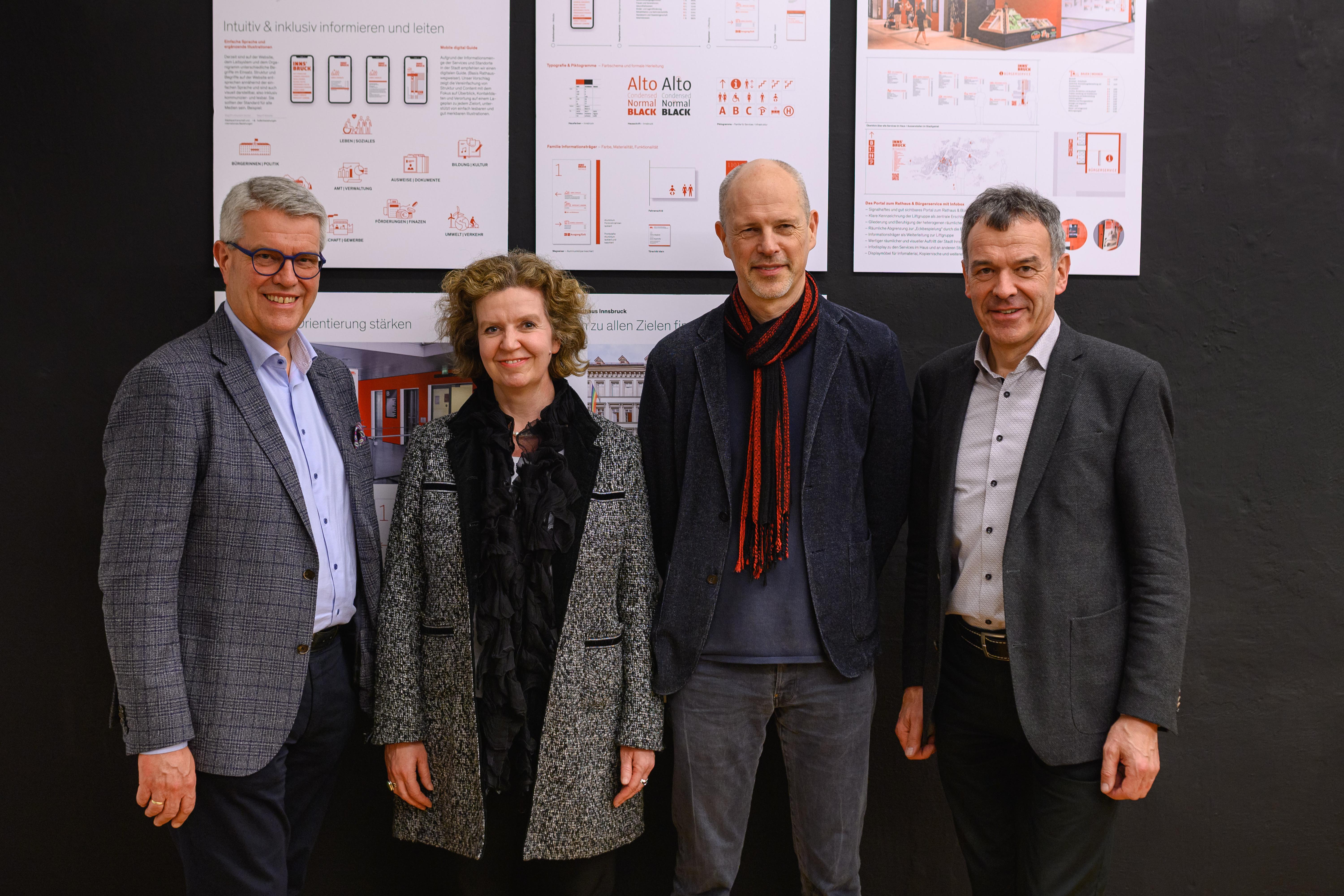 Im Jahr 2022 waren fünf Gestaltungsbüros zu einem Designwettbewerb geladen, um Lösungen für die Neukonzeption der Signaletik im Rathaus Innsbruck vorzuschlagen. Die Ausstellung im WEI SRAUM. Designforum Tirol zeigt neben dem Siegerprojekt auch alle weiteren Wettbewerbseinreichungen. Ferdinand Neu (Amtsvorstand Allgemeine Servicedienste), Magistratsdirektorin Gabriele Herlitschka und Bürgermeister Georg Willi verschafften  von der geplanten Umgestaltung des Designers Erwin K. Bauer (buero bauer, 2. v. r.) ein Bild. Das Innsbrucker Rathaus dient als zentrale Anlaufstelle für die behördlichen Belange der Bevölkerung. Ein funktionales, klares und ästhetisches Orientierungssystem kann ein wichtiger Teil der Identität des Hauses sein – derzeit ist das noch nicht der Fall. Um diesen Umstand zu verbessern und den aktuellen Erfordernissen eines bürgernahen Rathauses zu entsprechen wurde in Zusammenarbeit mit WEI SRAUM. Designforum Tirol ein Ideen- und Gestaltungswettbewerb für die Neukonzeption der gesamten Signaletik im Rathaus ausgeschrieben. Im September 2022 kürte die Jury unter dem Vorsitz des Informationsdesigners Martin Fössleitner das Wiener Gestaltungsbüro "buero bauer" zum Sieger des Wettbewerbs und empfahl einstimmig die Umsetzung des Projekts.