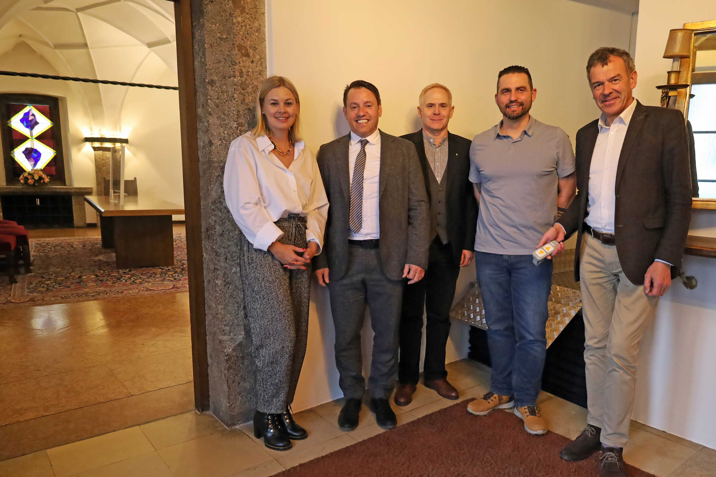 Stadträtin Elisabeth Mayr, IIG-GF Franz Danler, Markus Tilly (Referatsleiter Standesamt), Bauleiter Markus Aigner und Bürgermeister Georg Willi (v.l.) machten sich selbst ein Bild vom nun barrierefrei zugänglichen Trausaal.