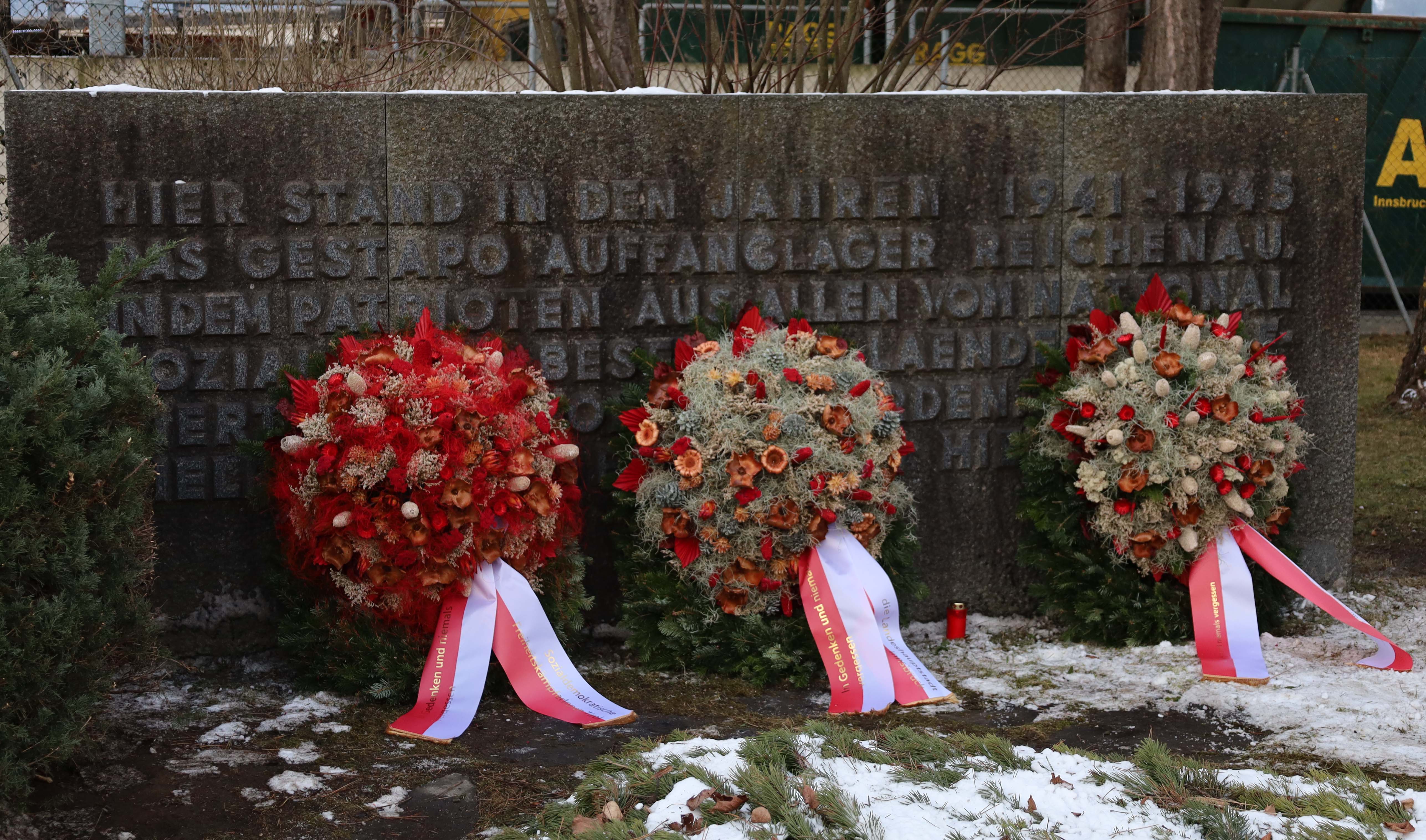 Bisher diente ein 1972 in der Nähe des ehemaligen Standortes errichteter Gedenkstein als Mahnmal.