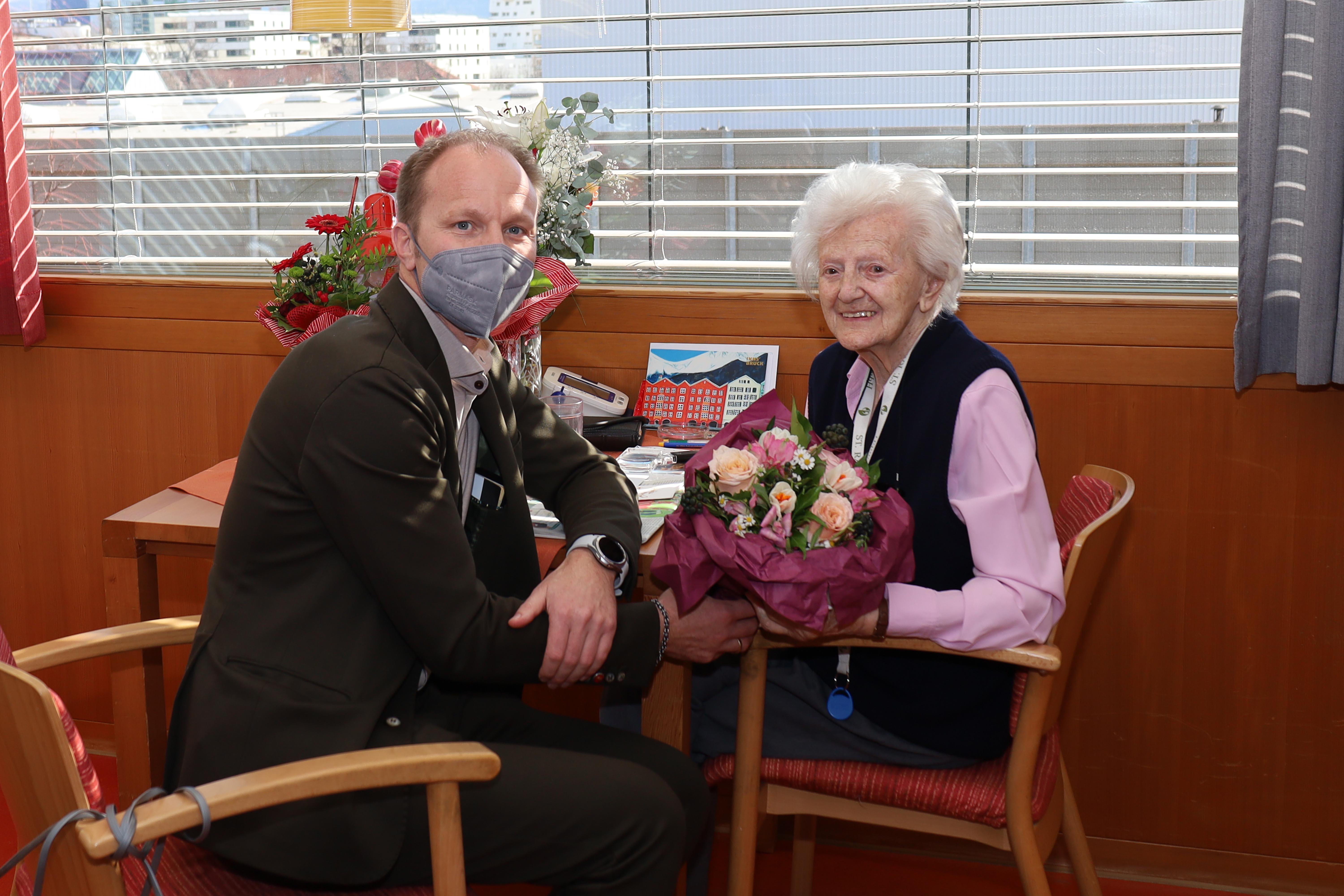 Blumige Geburtstagsgrüße gab es zum 102. Geburtstag für die pensionierte Lehrerin Herta Wanner.