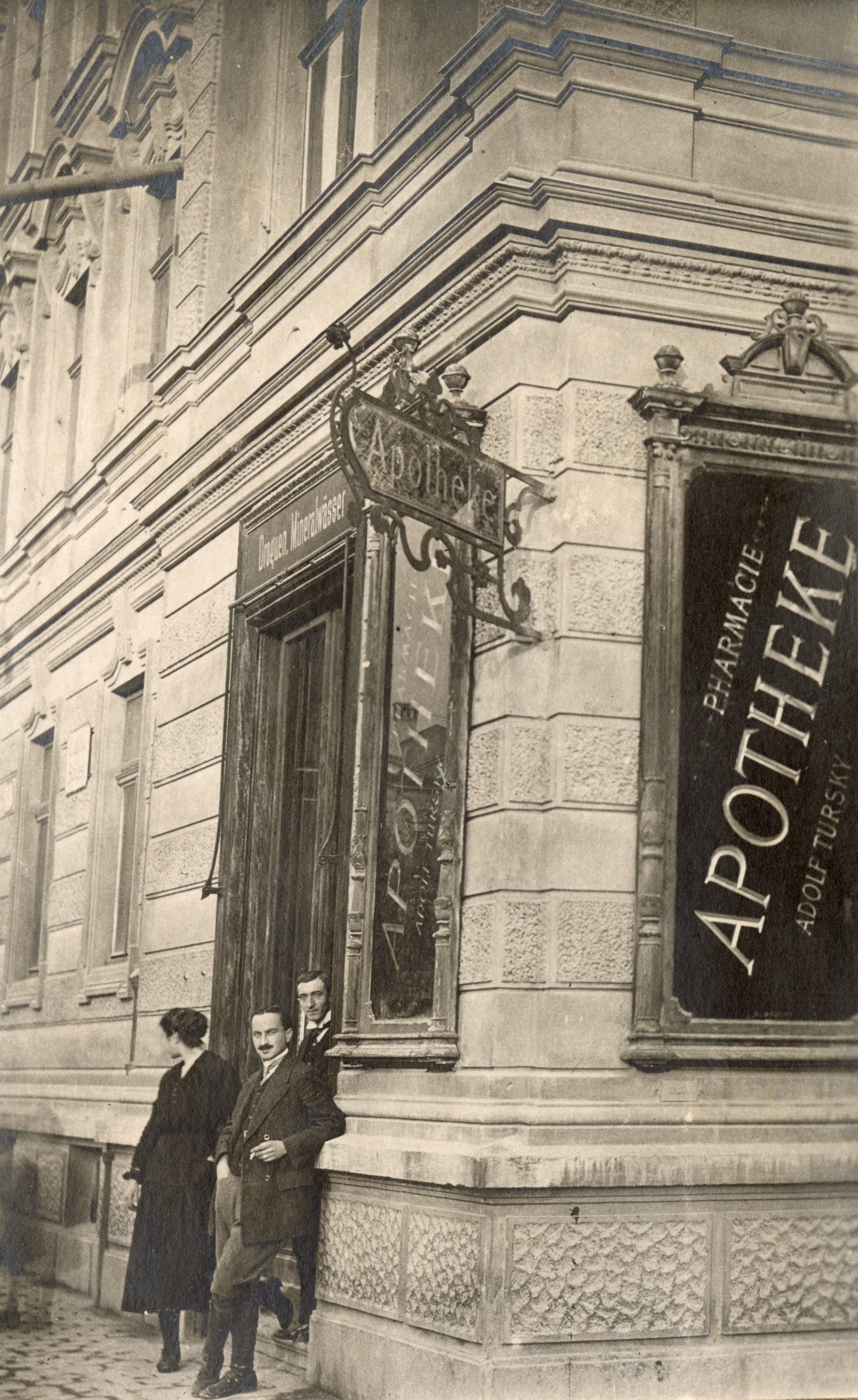 Im Oktober 1905 konnte Adolf Tursky unter der Adresse Claudiastraße 4 seine eigene Apotheke eröffnen. Nach seinem Tod im Jahr 1917 führte sein Sohn Camillo die väterliche Apotheke bis ins Jahr 1928 fort.