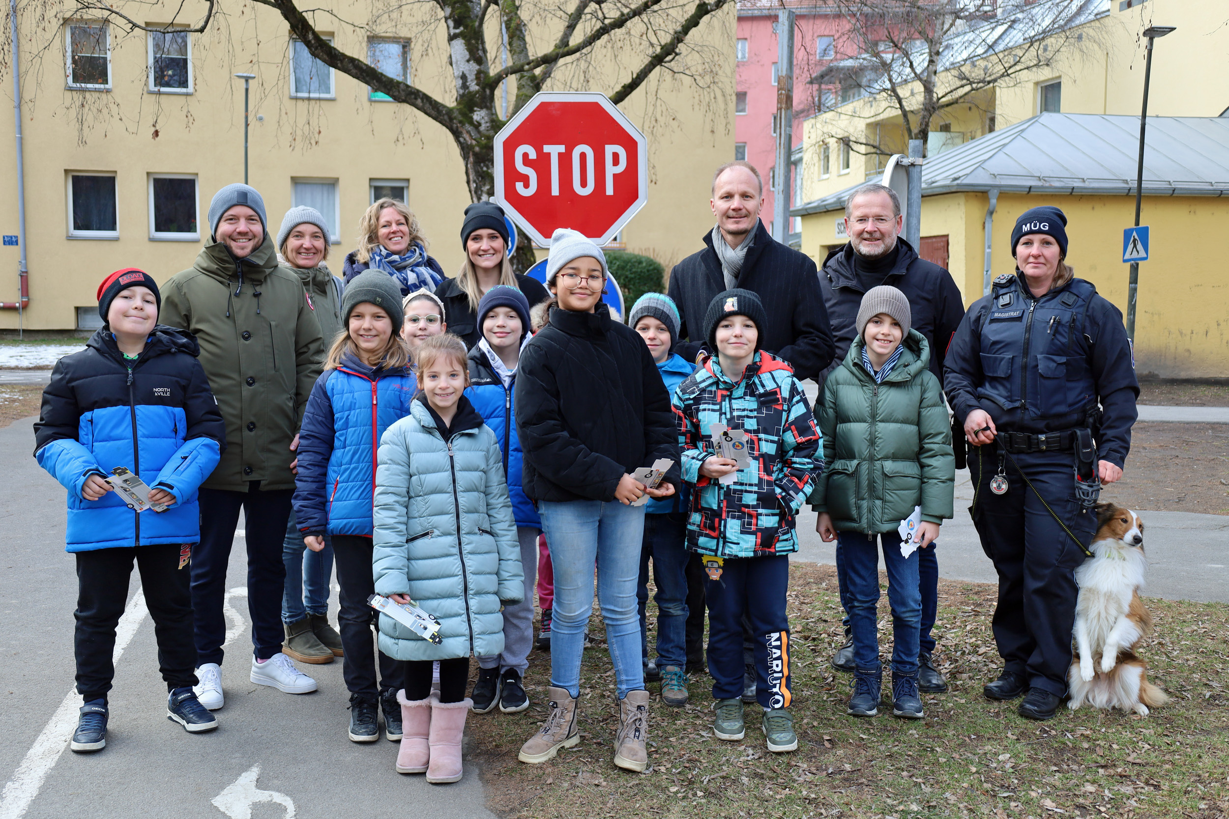 Für die Anliegen der SchülerInnen der Volksschule Franz-Fischer-Straße hatte Vizebürgermeister Johannes Anzengruber am Mittwochvormittag ein offenes Ohr. Gemeinsam mit Klaus Feistmantl, Amtsleiter für Allgemeine Sicherheit und Veranstaltungen, sowie einer Mitarbeiterin der Mobilen Überwachungsgruppe (MÜG) besichtigten sie den Verkehrserziehungsgarten in der Speckbacherstraße und versprachen Verbesserungen im Park wie die Reparatur eines quietschenden und klemmenden Gatters zum Spielplatz, eine nicht im Betrieb stehende Wasserleitung usw.