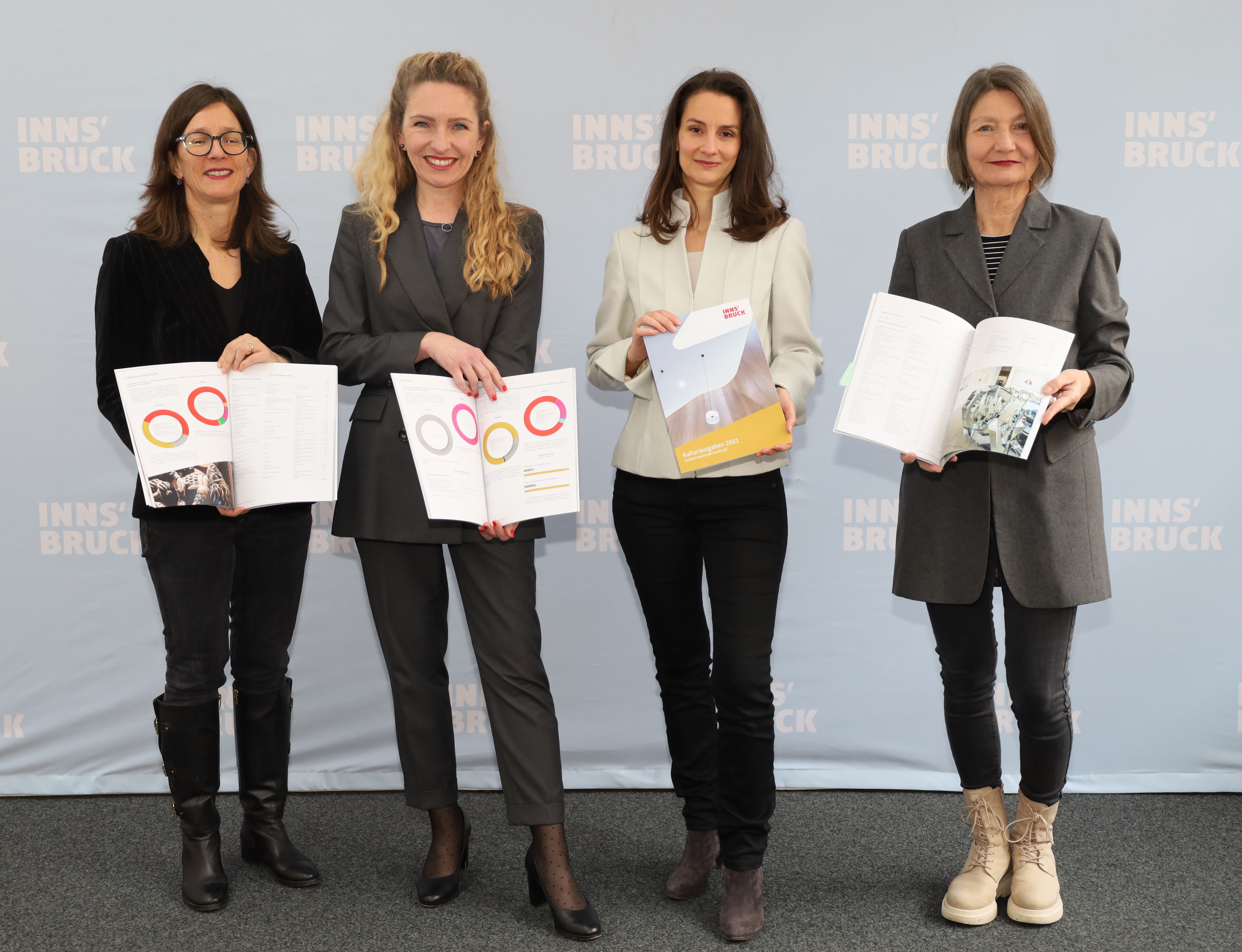 Eine druckfrische und transparente Statistik präsentierten (v.r.n.l.) Kulturstadträtin Uschi Schwarzl, Caroline Konrad (GQ Kulturberatung und Kulturforschung), Kulturamtsleiterin Isabelle Brandauer und Christina Alexandridis (Kulturentwicklung und Förderung) mit dem Kulturausgabenbericht 2021, der nach dem LIKUS-System (Länderinitiative Kulturstatistik) erstellt wurde.