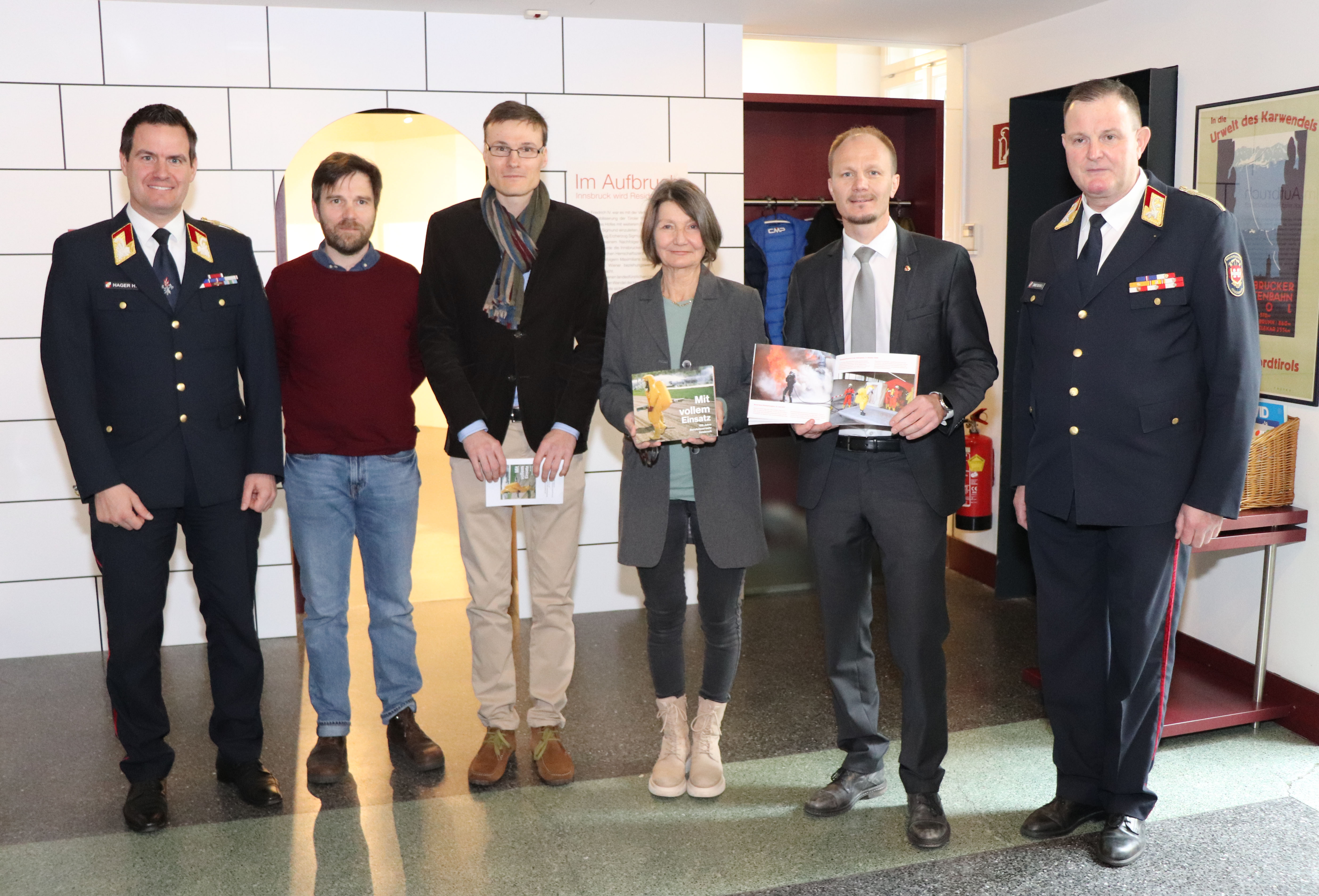 Präsentierten die neue Broschüre „Mit vollem Einsatz – 125 Jahre Berufsfeuerwehr Innsbruck“ im Stadtarchiv/Stadtmuseum (von links): Branddirektor Helmut Hager, Christof Aichner und Matthias Egger (Stadtarchiv/Stadtmuseum), Stadträtin Uschi Schwarzl, Vizebürgermeister Johannes Anzengruber und Branddirektor-Stellvertreter Johann Zimmermann.
