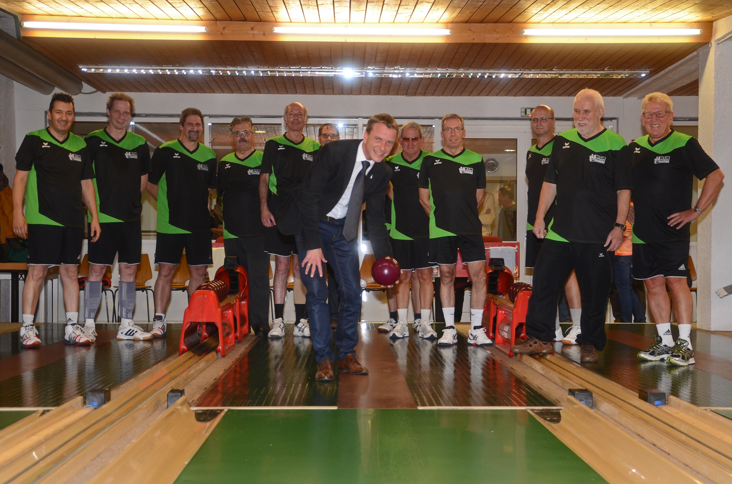 "Gut Holz!" hieß es bei der Besichtigung der renovierten Sportkegelbahn in der Franz-Fischer-Straße durch Vizebürgermeister und Sportreferent Christoph Kaufmann, der es sich nicht nehmen ließ, die Bahn gleich selbst auszuprobieren.