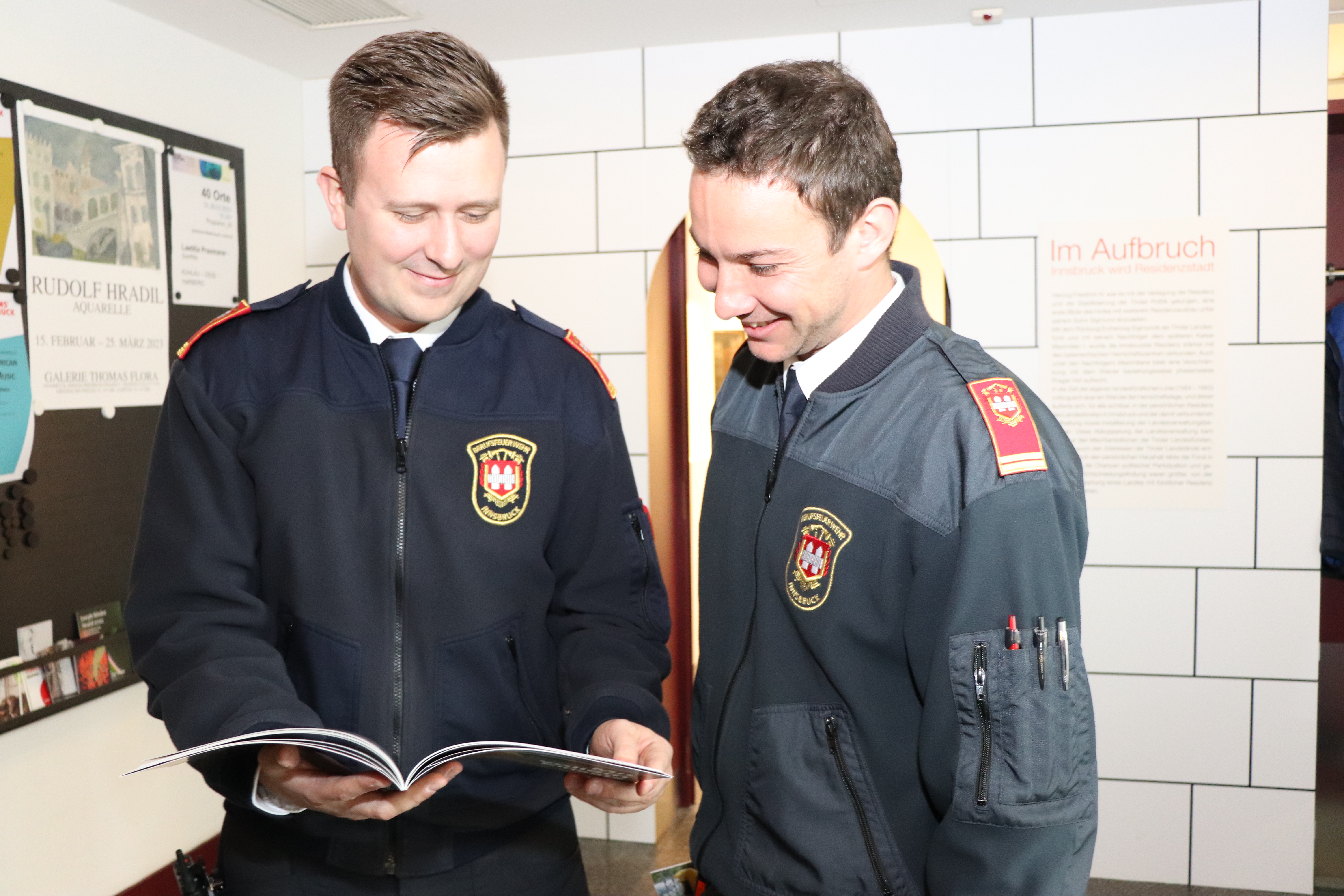 Damals und heute: Auf 48 Seiten finden 125 Jahre Berufsfeuerwehr Platz.