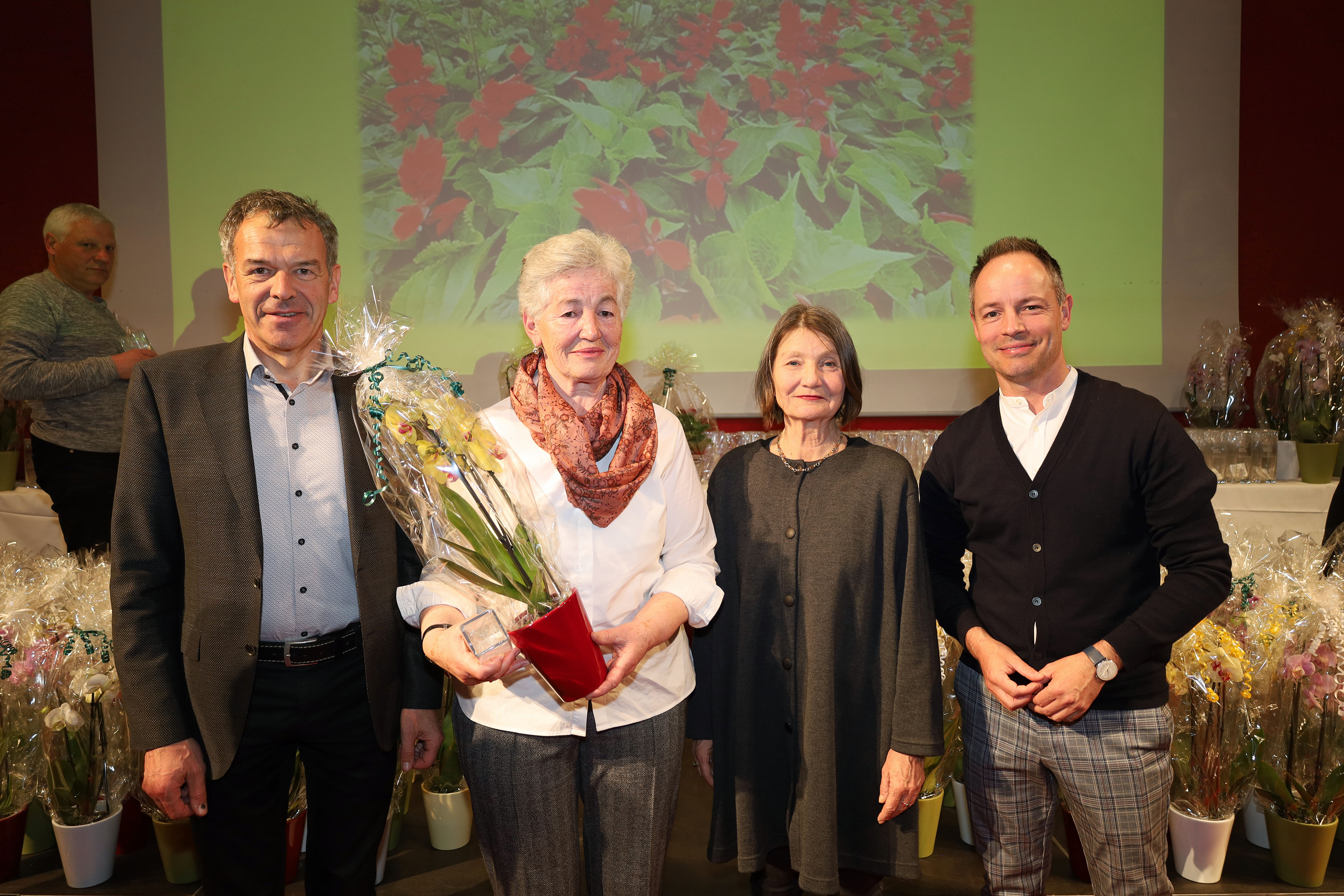 Bürgermeister Georg Willi (l.), Vizebürgermeister Markus Lassenberger (r.) und Stadträtin Uschi Schwarzl (2.v.r) gratulieren den GärtnerInnen.