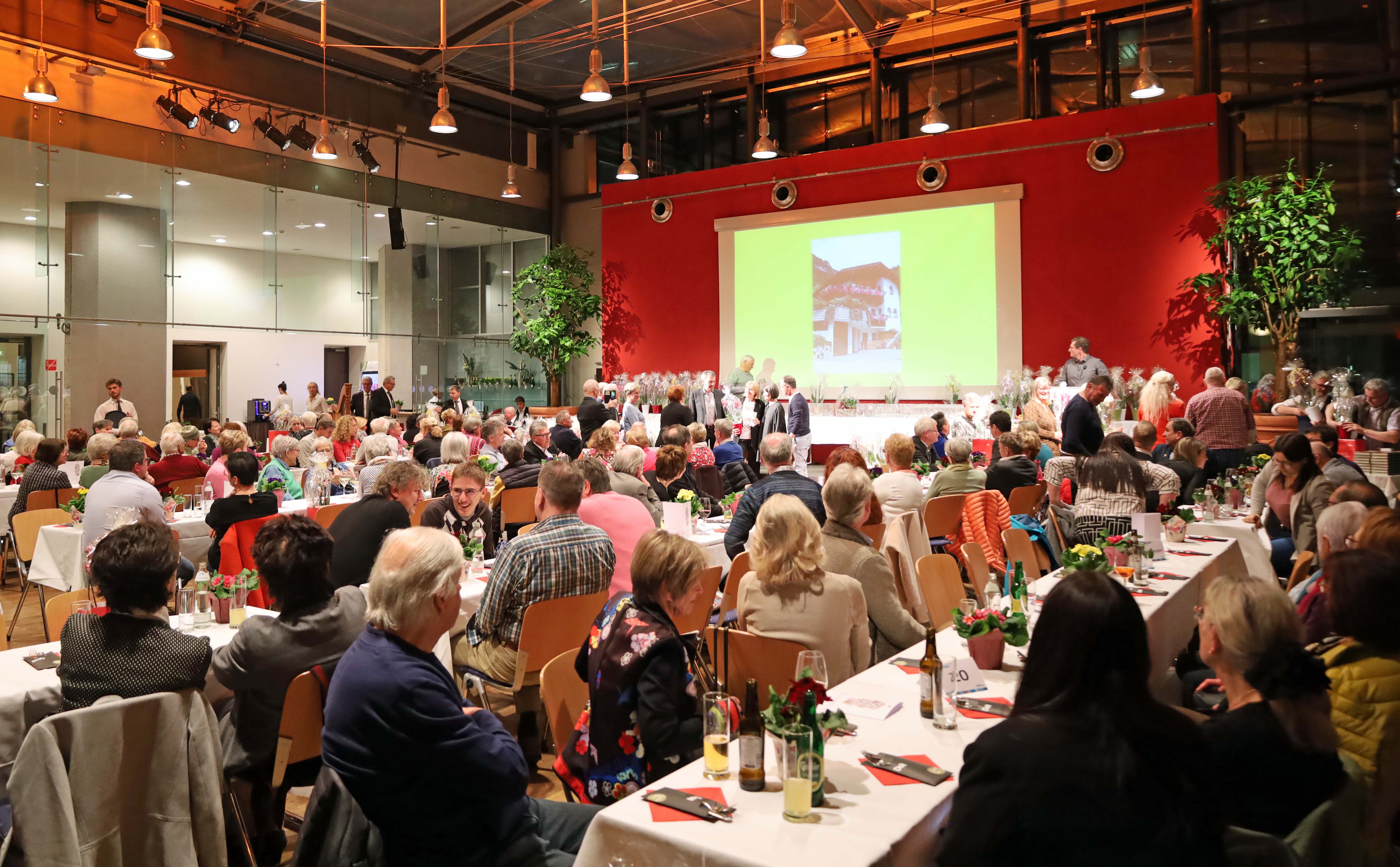 Die Schlussfeier des Wettbewerbs fand in der vollbesetzten Orangerie statt, für musikalische Begleitung sorgten die Amraser Bläser.