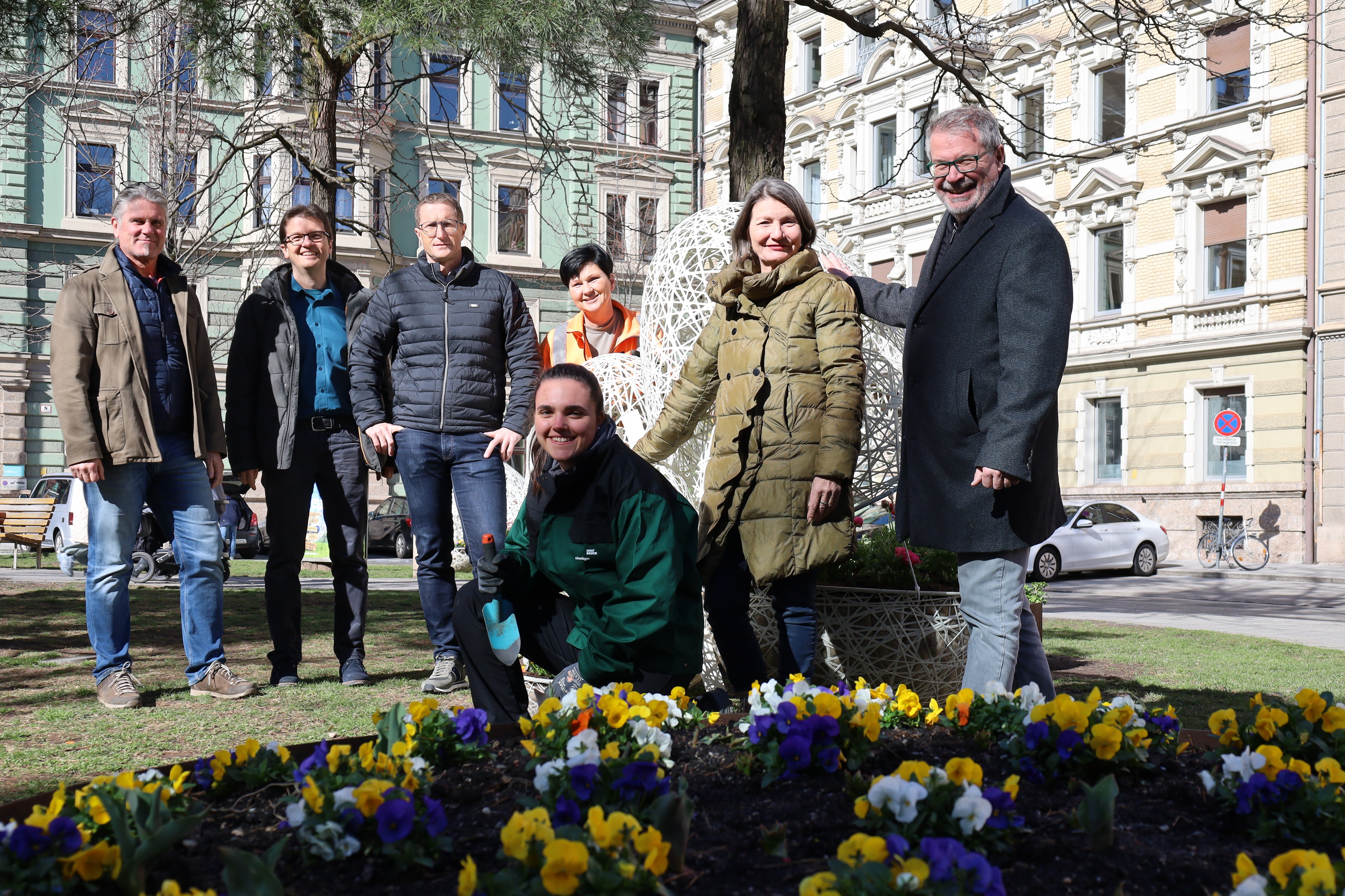 Sorgen für ein lebenswertes Grün in der Stadt: Gemeinsam mit Stadträtin Uschi Schwarzl (2. v.r.) stellten (v.l.) Stefan Engele (Pflege und Service), Markus Pinter (Planung und Bau), Amtsleiter Thomas Klingler und Alexander Legniti (Friedhöfe) sowie die Stadtgärtnerinnen Elke und Nina (vorne) ihre facettenreichen Tätigkeiten aus dem Jahr 2022 vor und gaben einen Ausblick auf weitere Vorhaben.