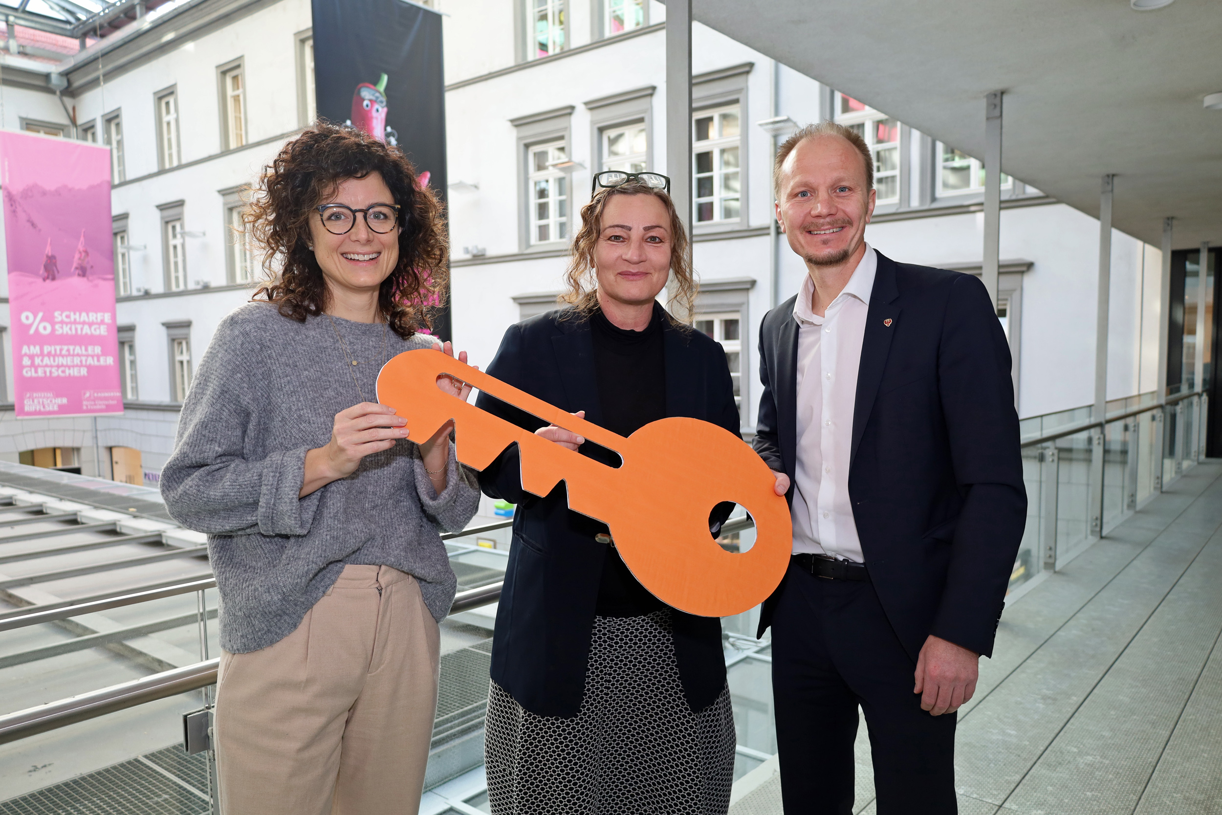 BU: (v. r. n. l.) Vizebürgermeister Johannes Anzengruber mit Gabi Plattner (Tiroler Frauenhaus) und Julia Schratz (DOWAS für Frauen).