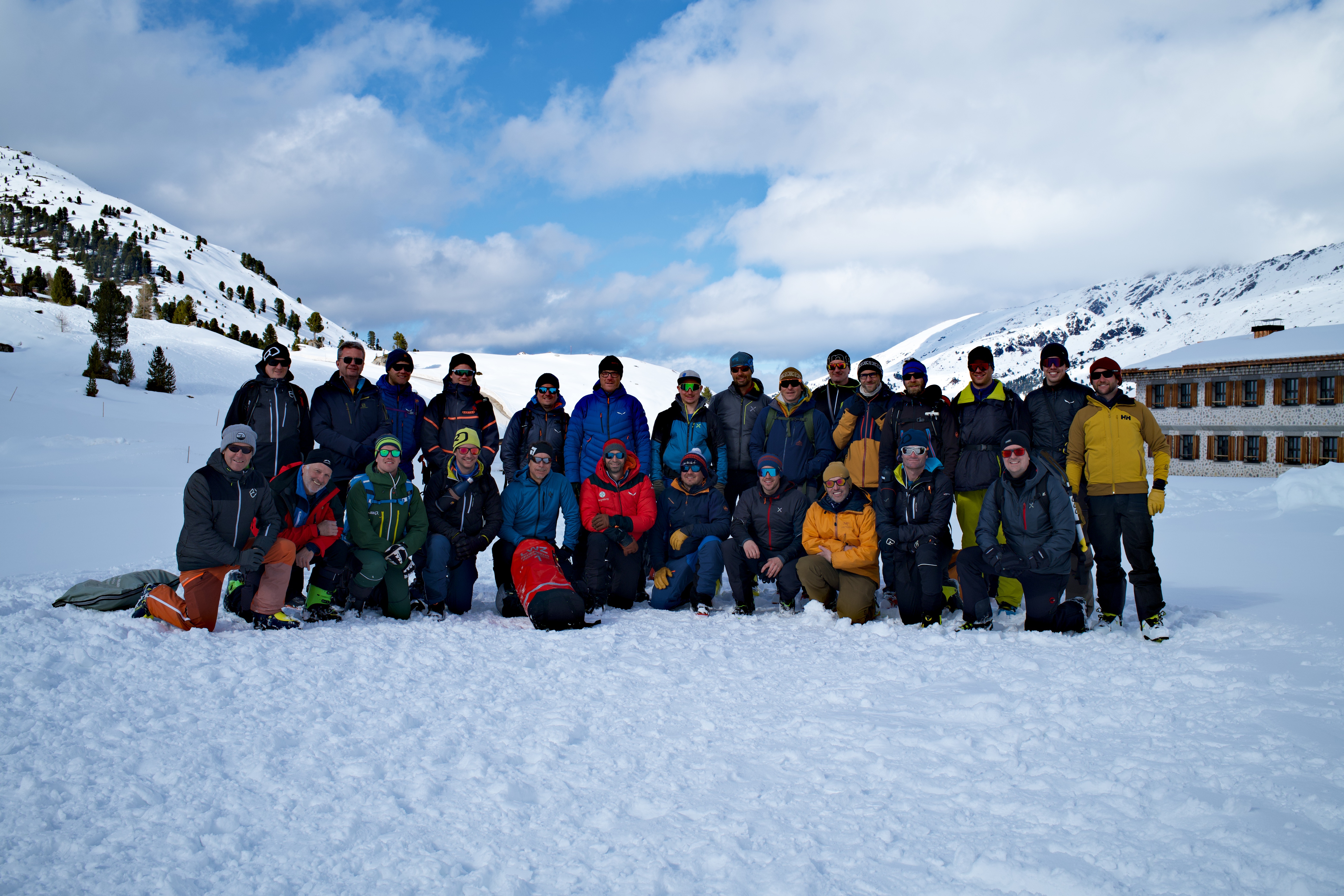Die Teilnehmer der Innsbrucker Feuerwehren bei der Einsatzübung in der Wattener Lizum.