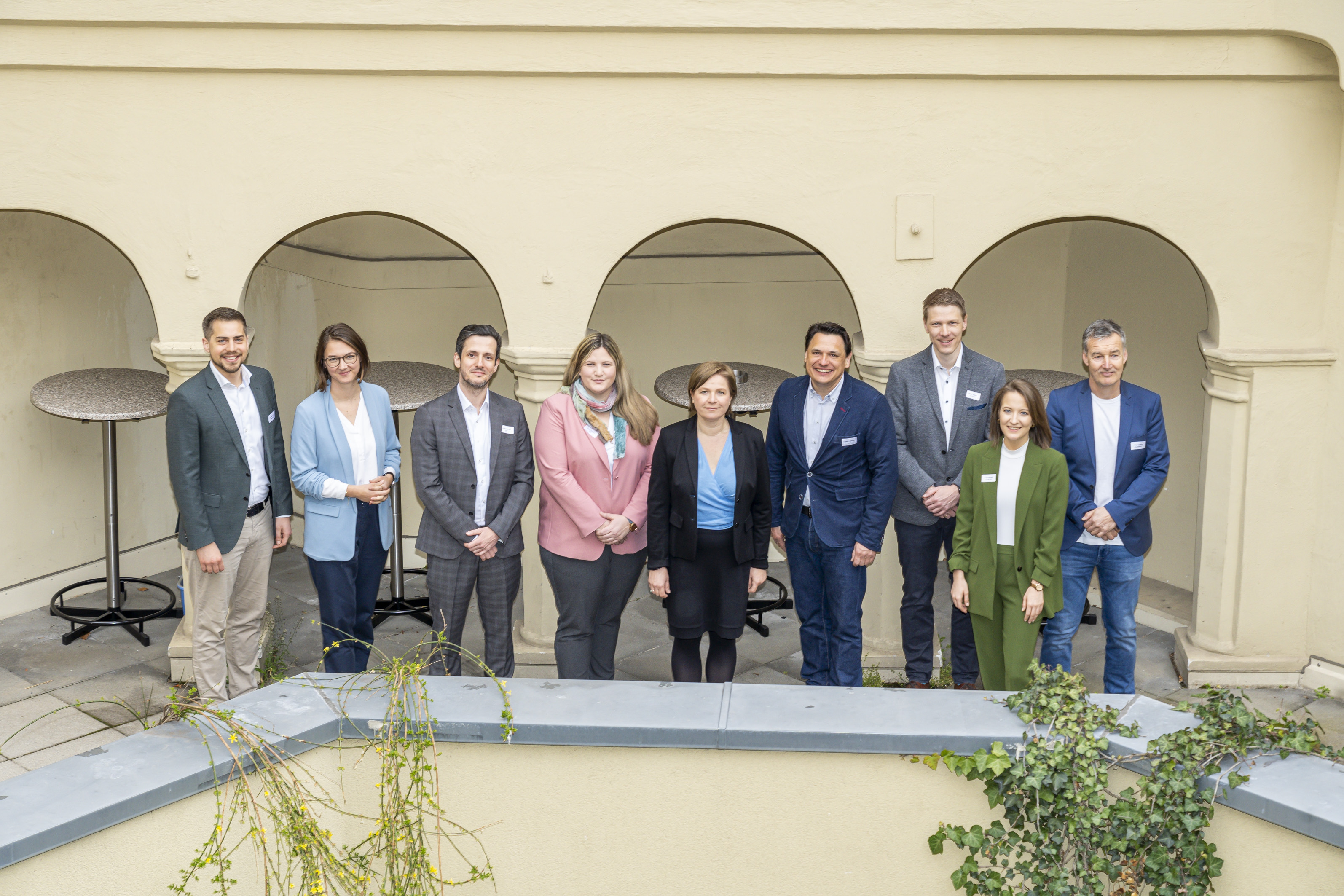 Mit der Initiative “Pionierstadt – Partnerschaft für Klimaneutrale Städte 2030“ verpflichten sich sechs österreichische Städte (Wien, Graz, Klagenfurt, Villach, St. Pölten und Innsbruck) und das Bundesministerium für Klimaschutz, Umwelt, Energie, Mobilität, Innovation und Technologie (BMK) gemeinsam einen innovativen Weg in Richtung Klimaneutralität zu gehen. Vergangene Woche fand in Graz die Kickoff-Veranstaltung der "Pionierstädte" statt. V.l.: Thomas Zajc (Innsbruck), Pia Minixhofer (Wien), Volker Schaffler und Katrin Bolovich (BMK), Judith Schwentner und Christian Nußmüller (Graz), Gerald Aigner (Villach), Carina Wenda (St. Pölten) und Wolfgang Hafner (Klagenfurt).